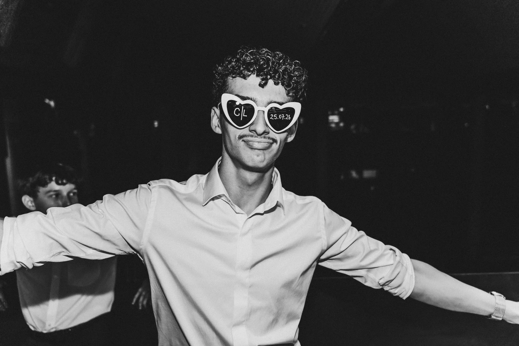 Der Bräutigam feiert mit Herz-Sonnenbrille.