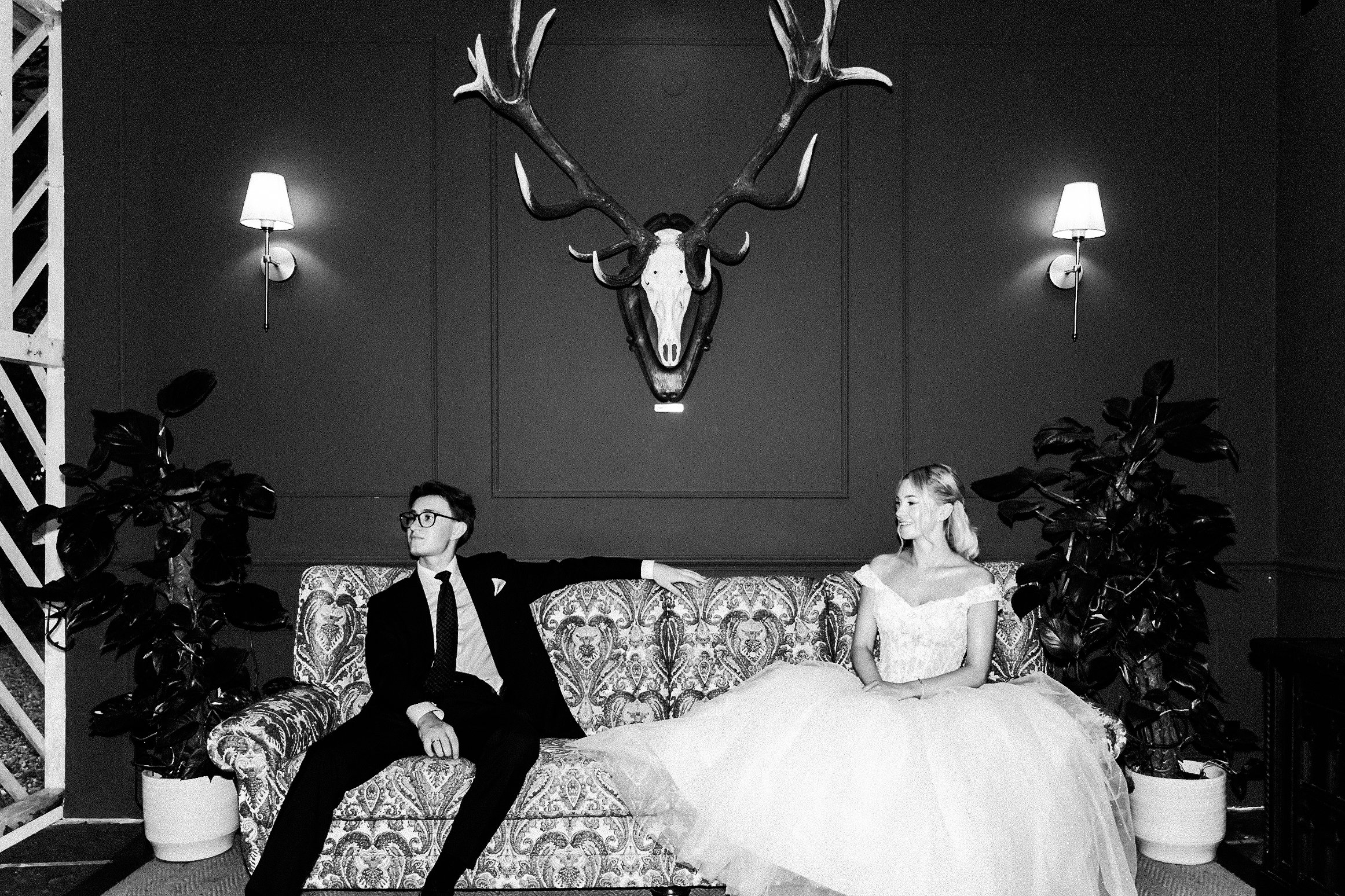 Paarshooting auf antiker Couch in elegantem Fashion-Stil

Elegantes Paarshooting auf antiker Couch

Paarportrait auf antiker Couch im Old-Money-Stil