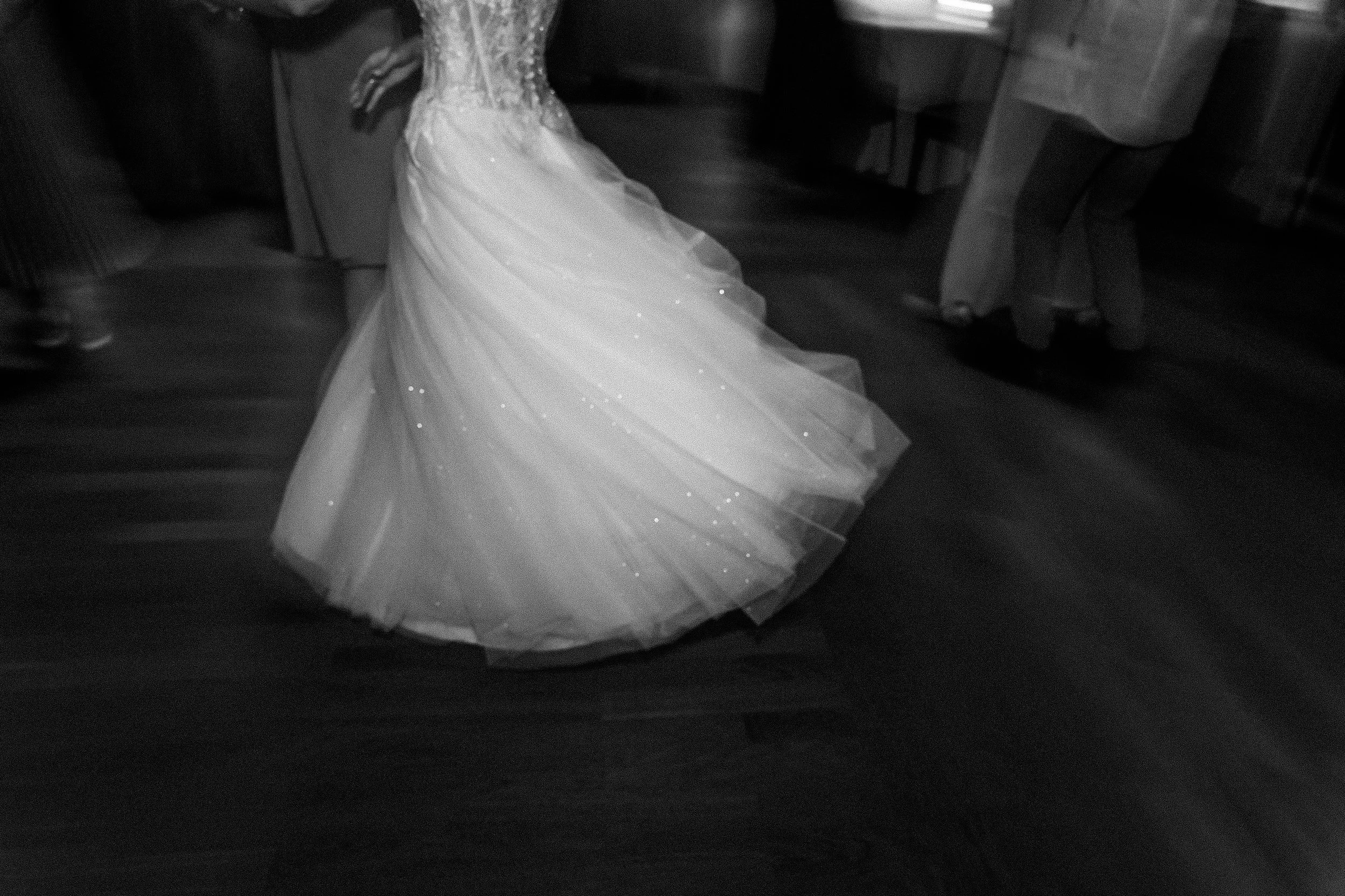 Schwarzweißfoto eines Hochzeitskleides