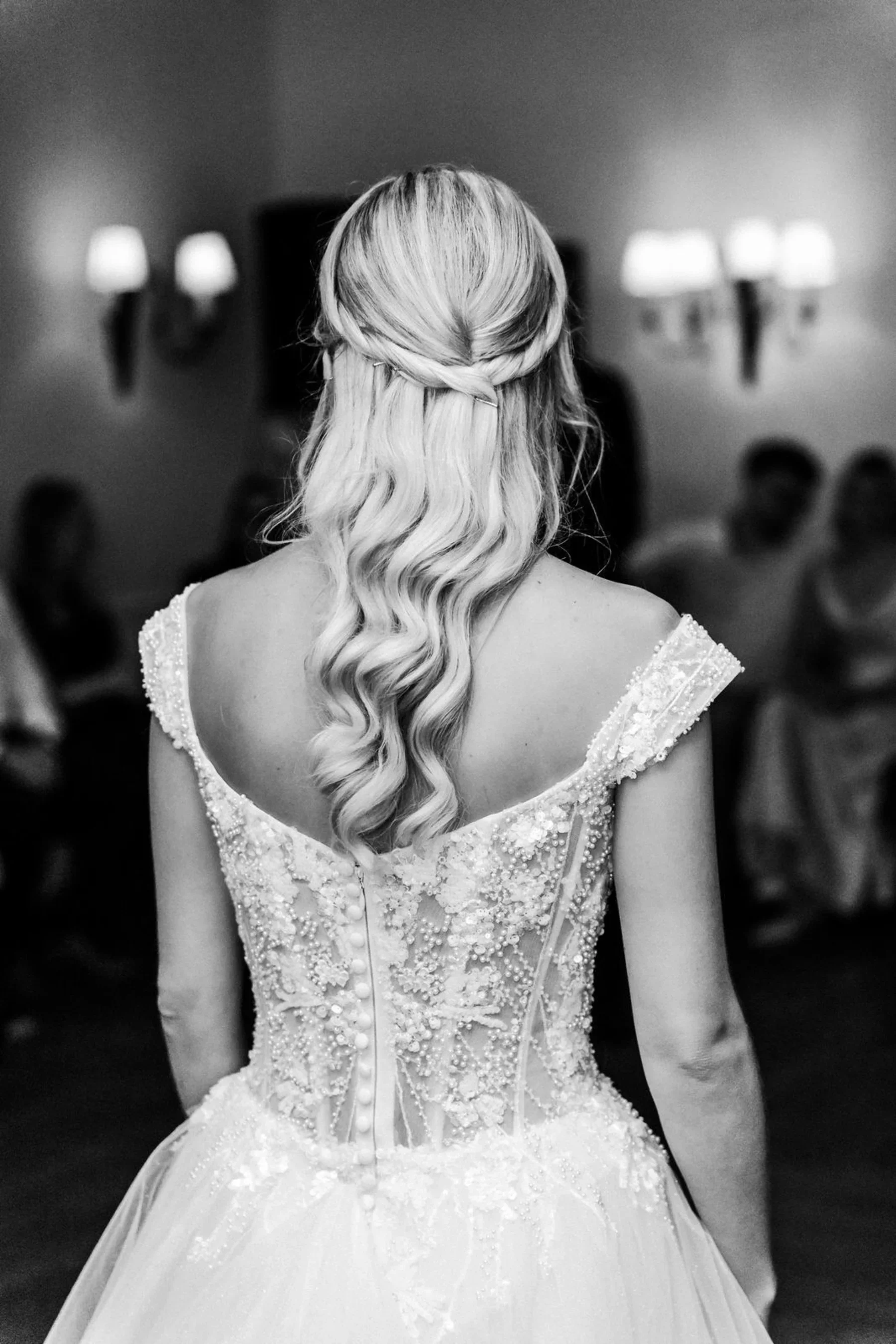 Rückenansicht des Brautkleids vor dem Hochzeitstanz.