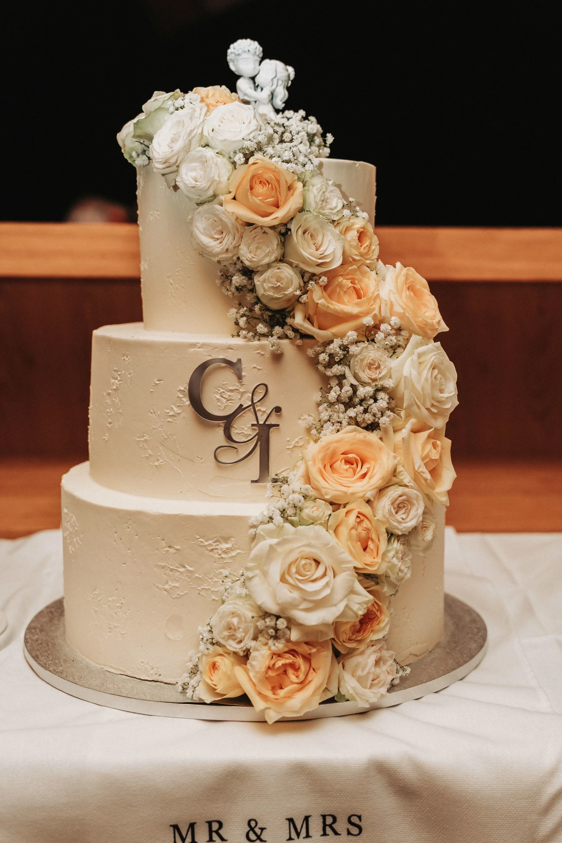Die mehrstöckige Hochzeitstorte mit Blumenschmuck.