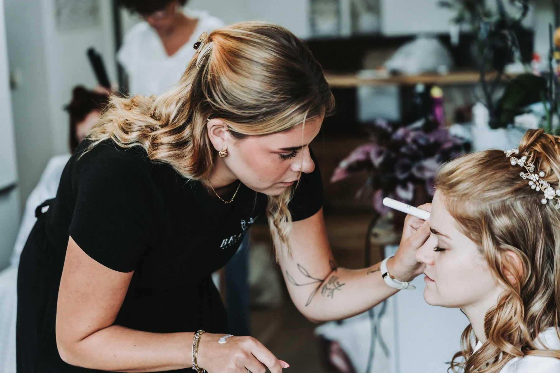 Die Braut beim Schminken vor der Hochzeit.