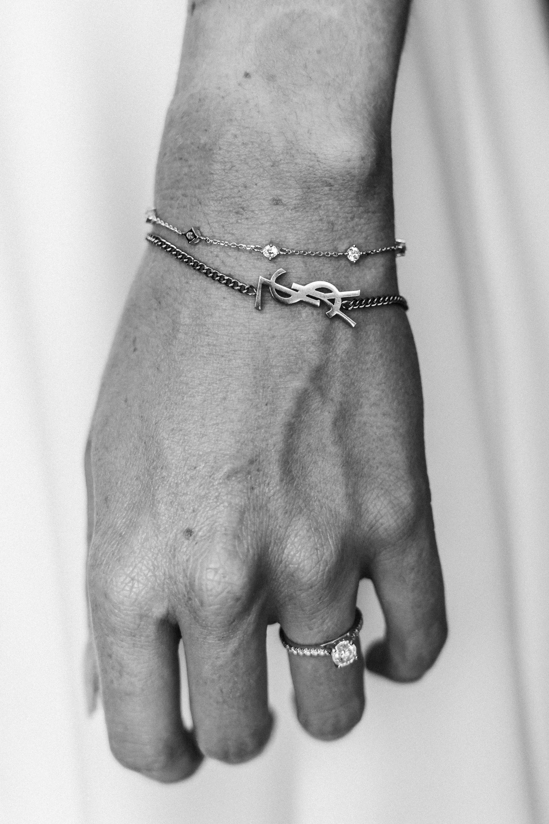Schmuck und Hände der Braut beim Getting Ready.