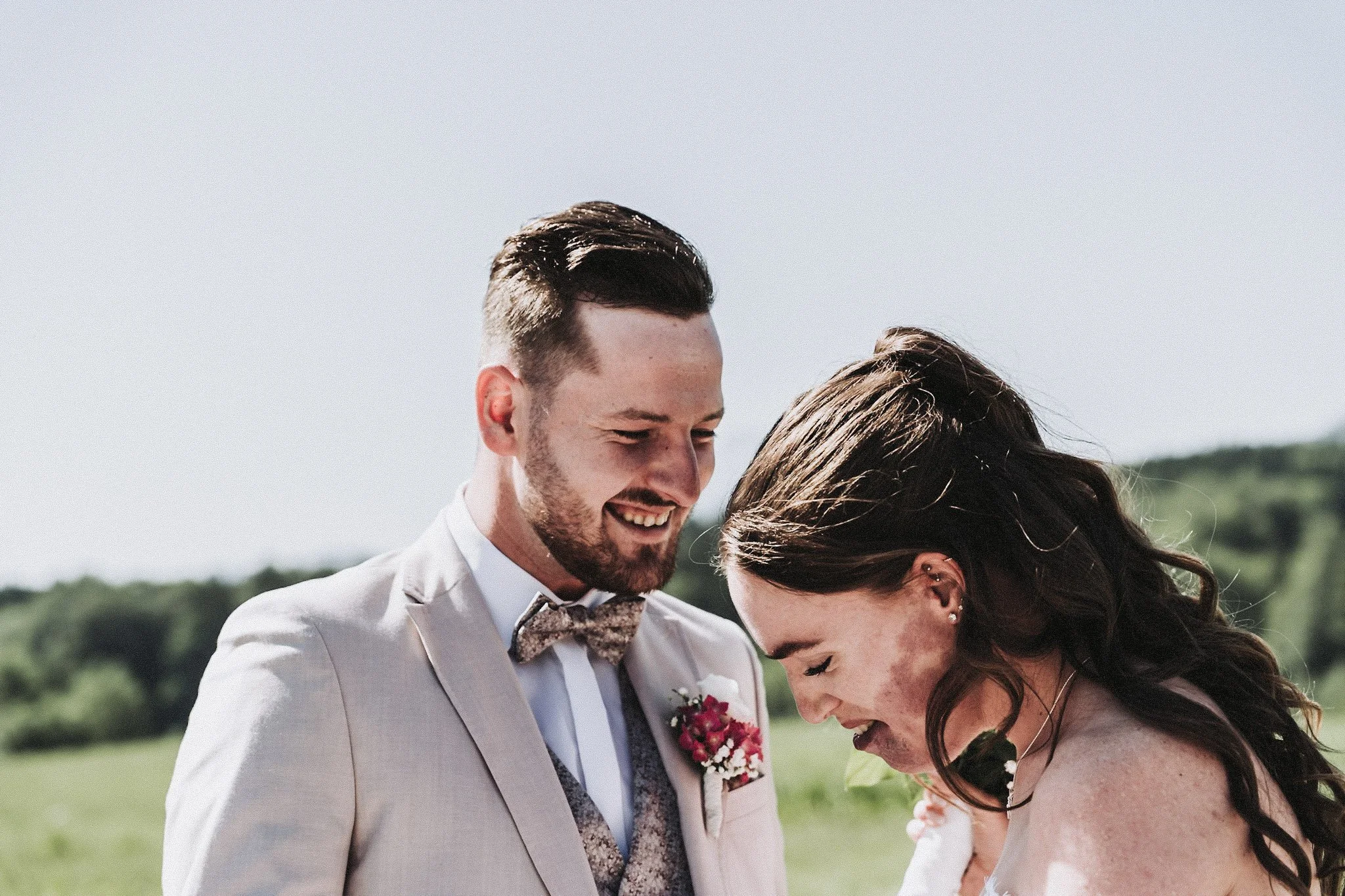 Ein lächelndes Paar bei einer Hochzeit im Freien, das sich nahe kommt. Obi Shenouda fotografie