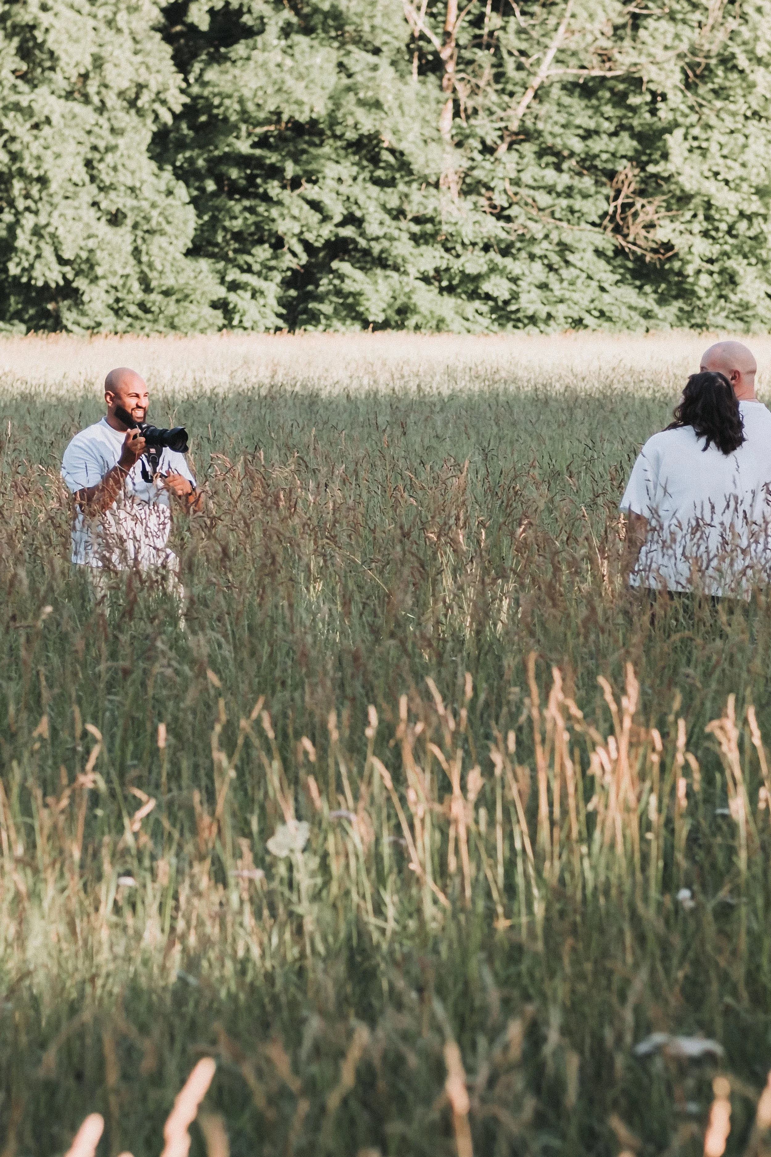 Hochzeitsfotograf Obi Shenouda beim Shooting im Grünen