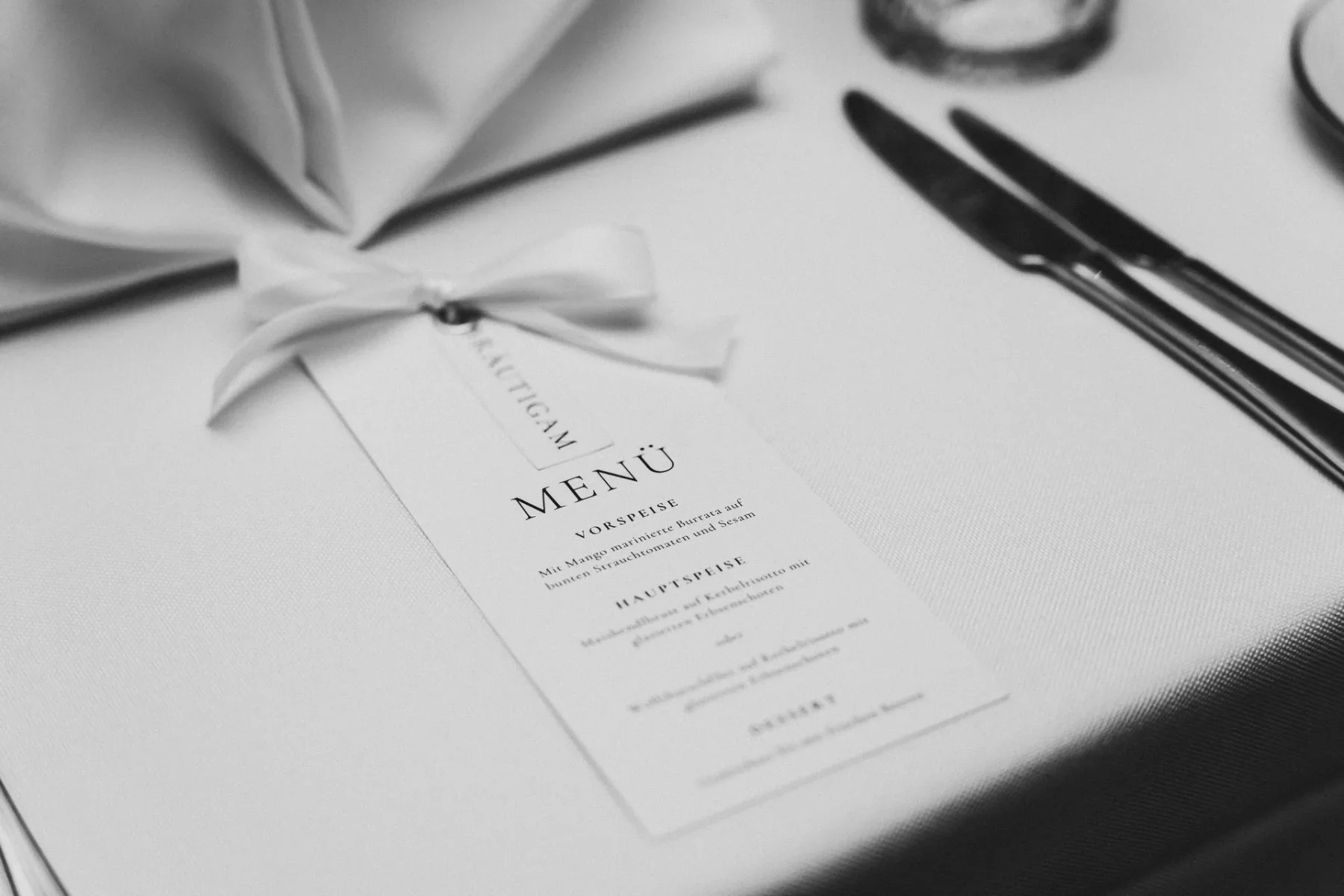 Menükarte und Tischdekoration der Hochzeit.
