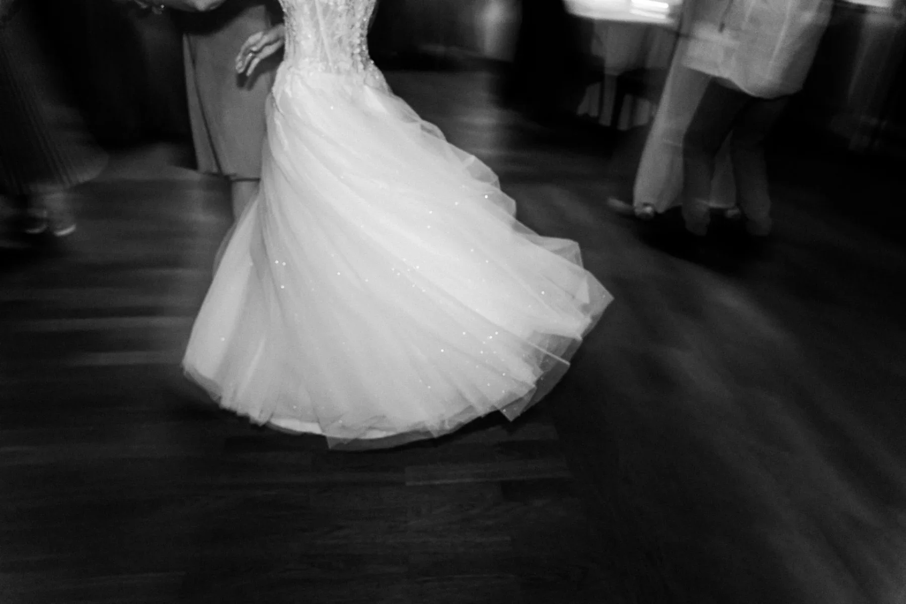 Das Brautkleid in Bewegung auf der Tanzfläche.