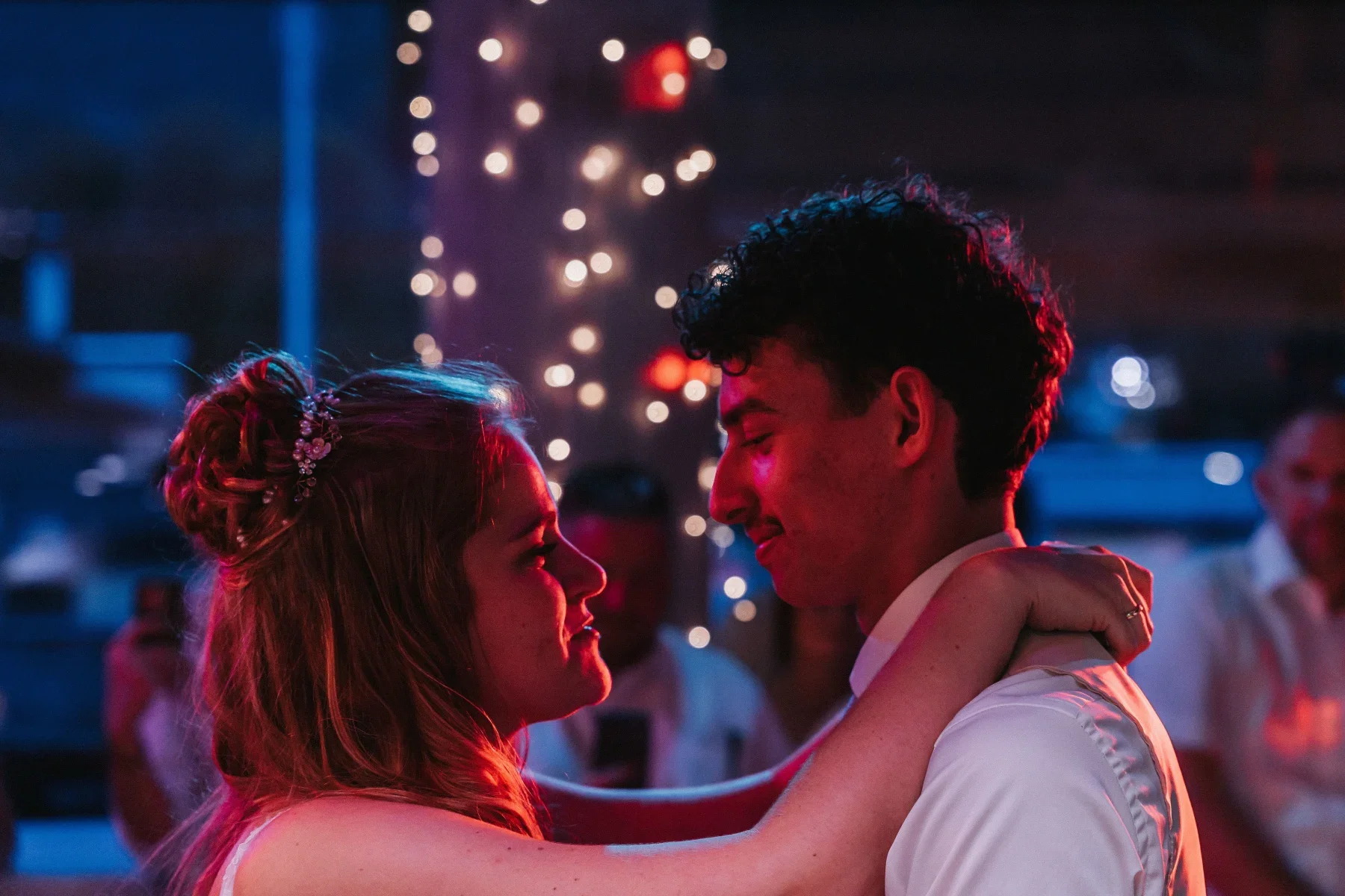 Braut und Bräutigam beim Hochzeitstanz im farbigen Licht.