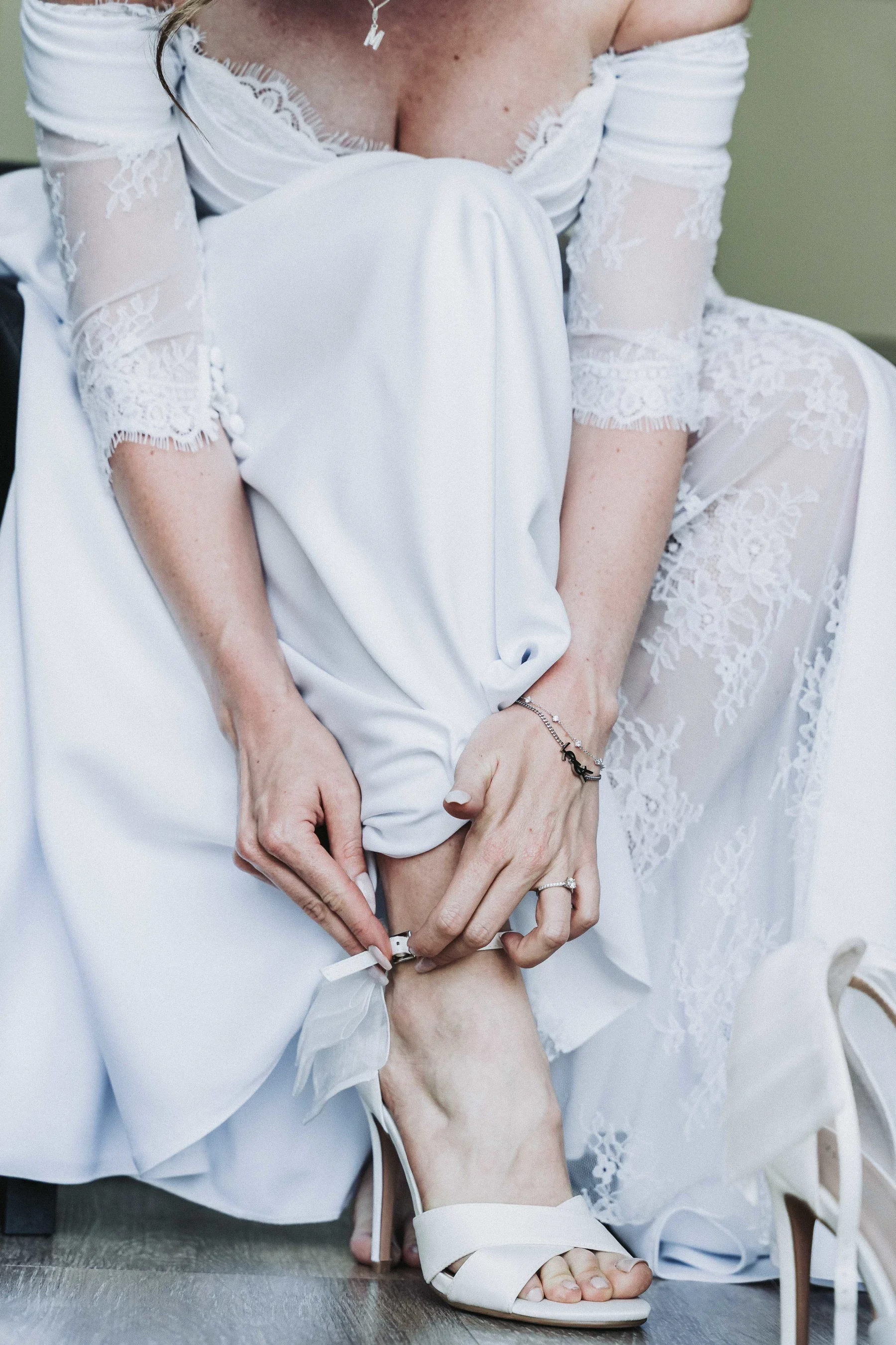 Die Brautschuhe werden vor der Hochzeit gebunden.