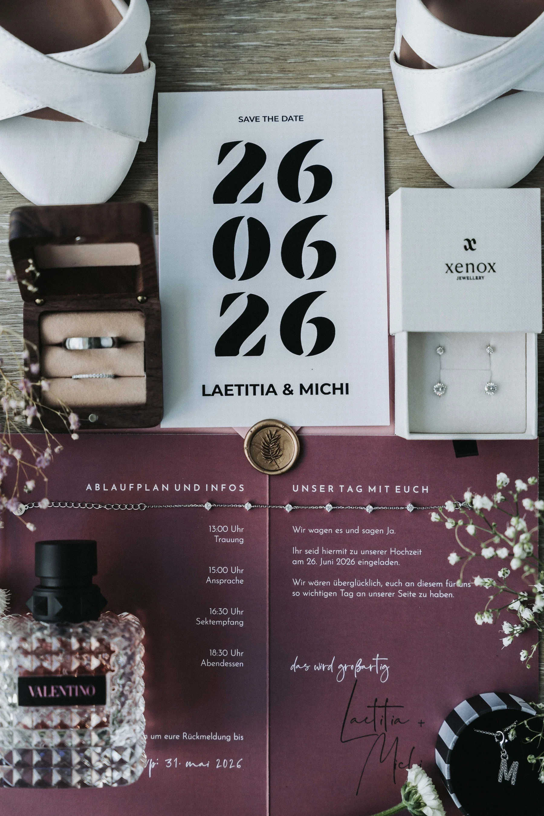 Eheringe und Hochzeitspapeterie vor dem Getting Ready.