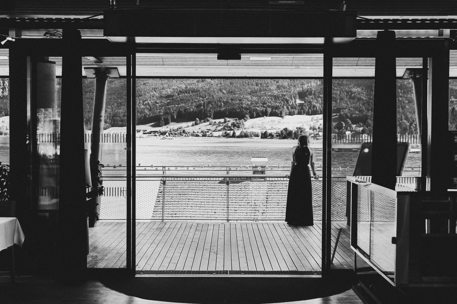 Blick von der Location auf Terrasse und Berglandschaft.