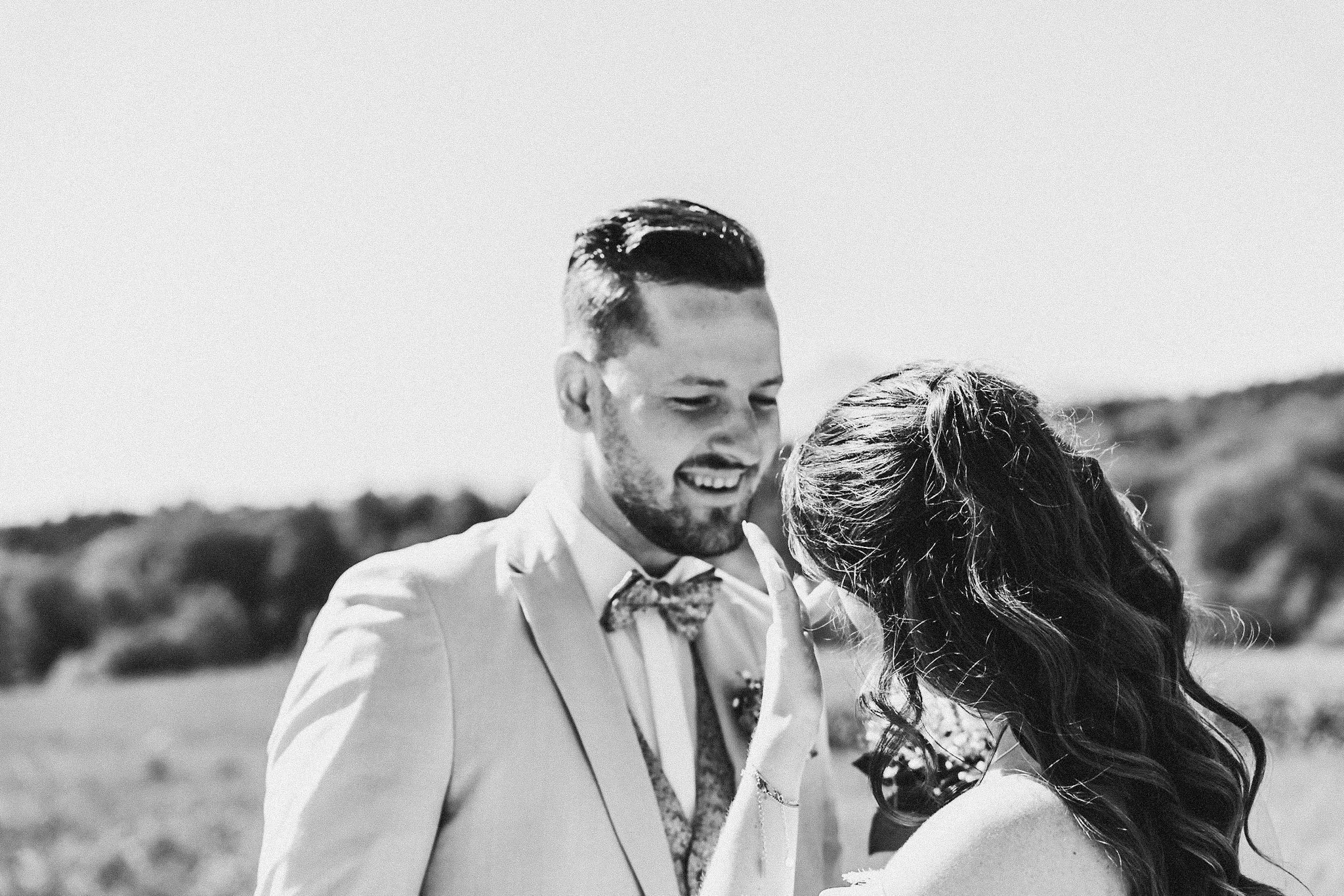 Brautpaar bei einer Hochzeit im Freien
