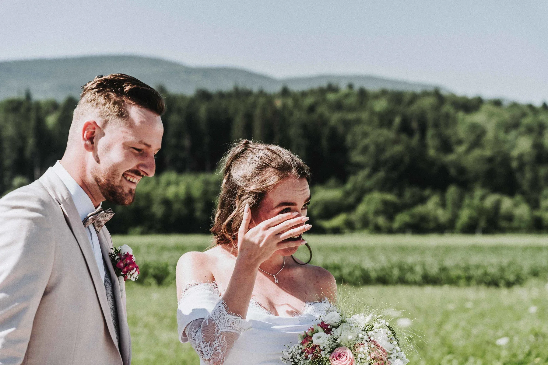 Das Brautpaar lacht beim emotionalen First Look.