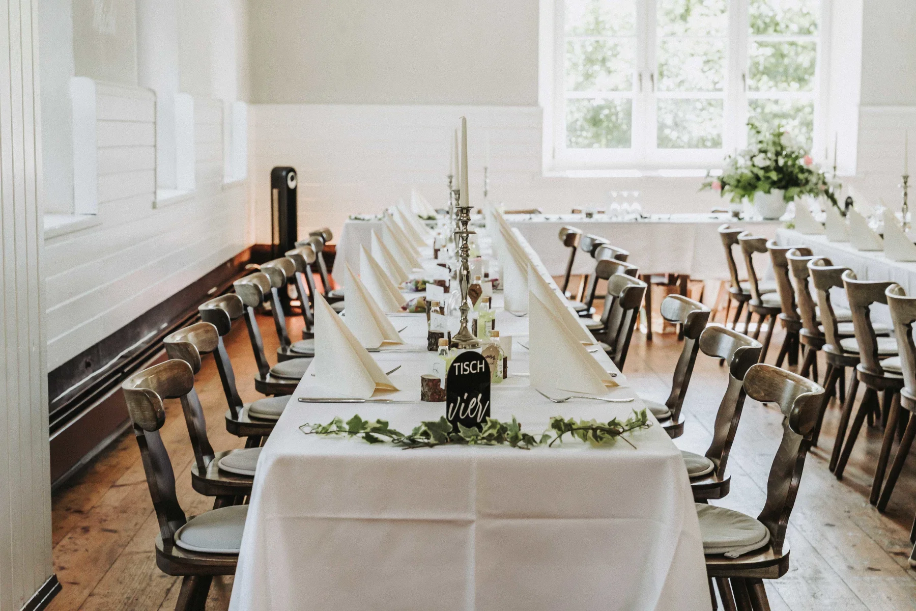 Festliche Hochzeitstafel im Tageslicht.