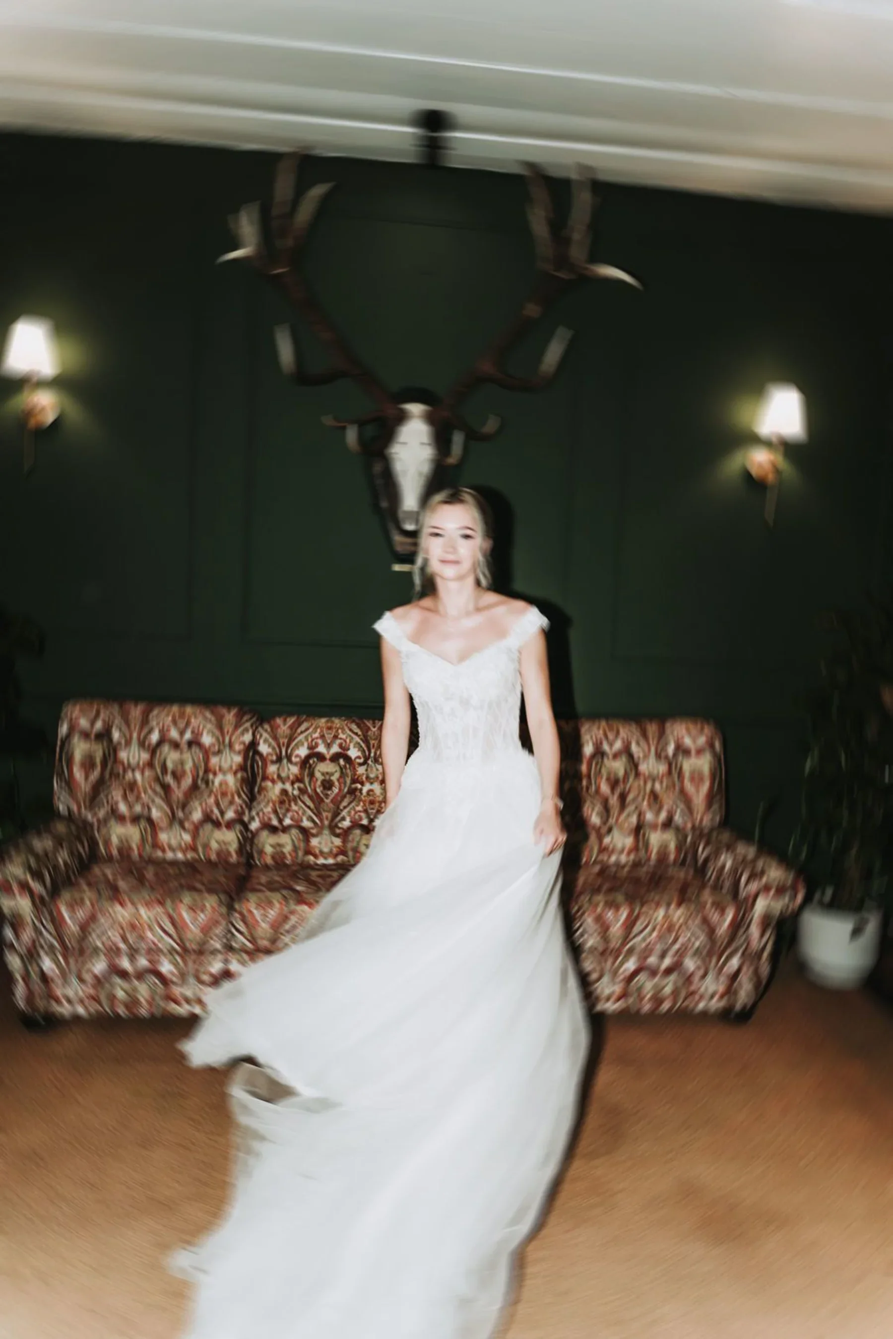 Die Braut dreht sich in ihrem Hochzeitskleid.