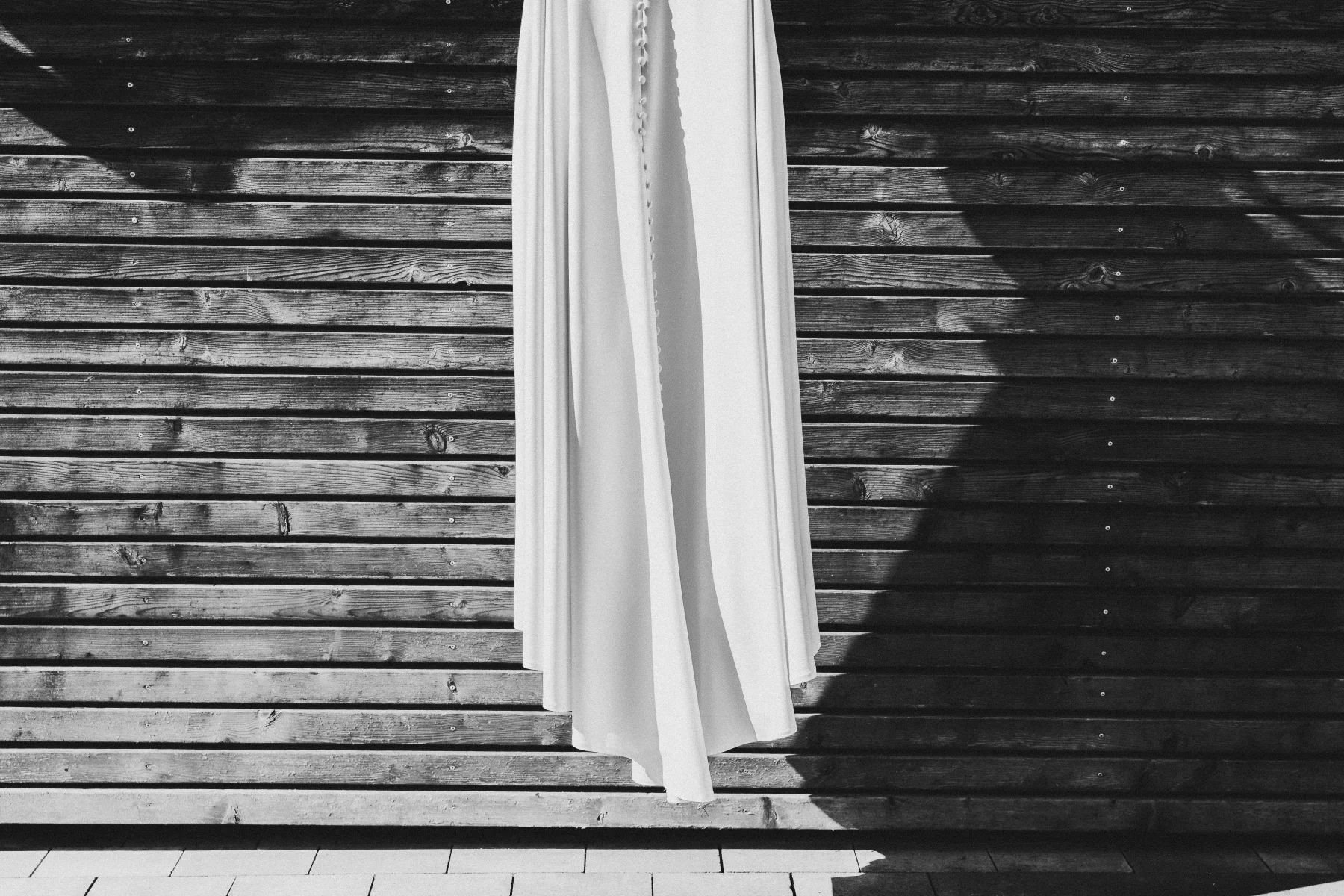 Detail des Brautkleids und seines fließenden Stoffs.