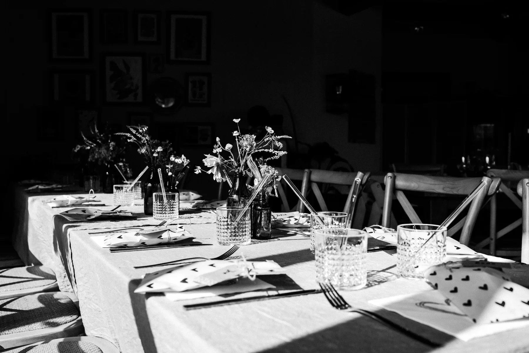 Dekorierte Hochzeitstafel in Schwarz-Weiß.