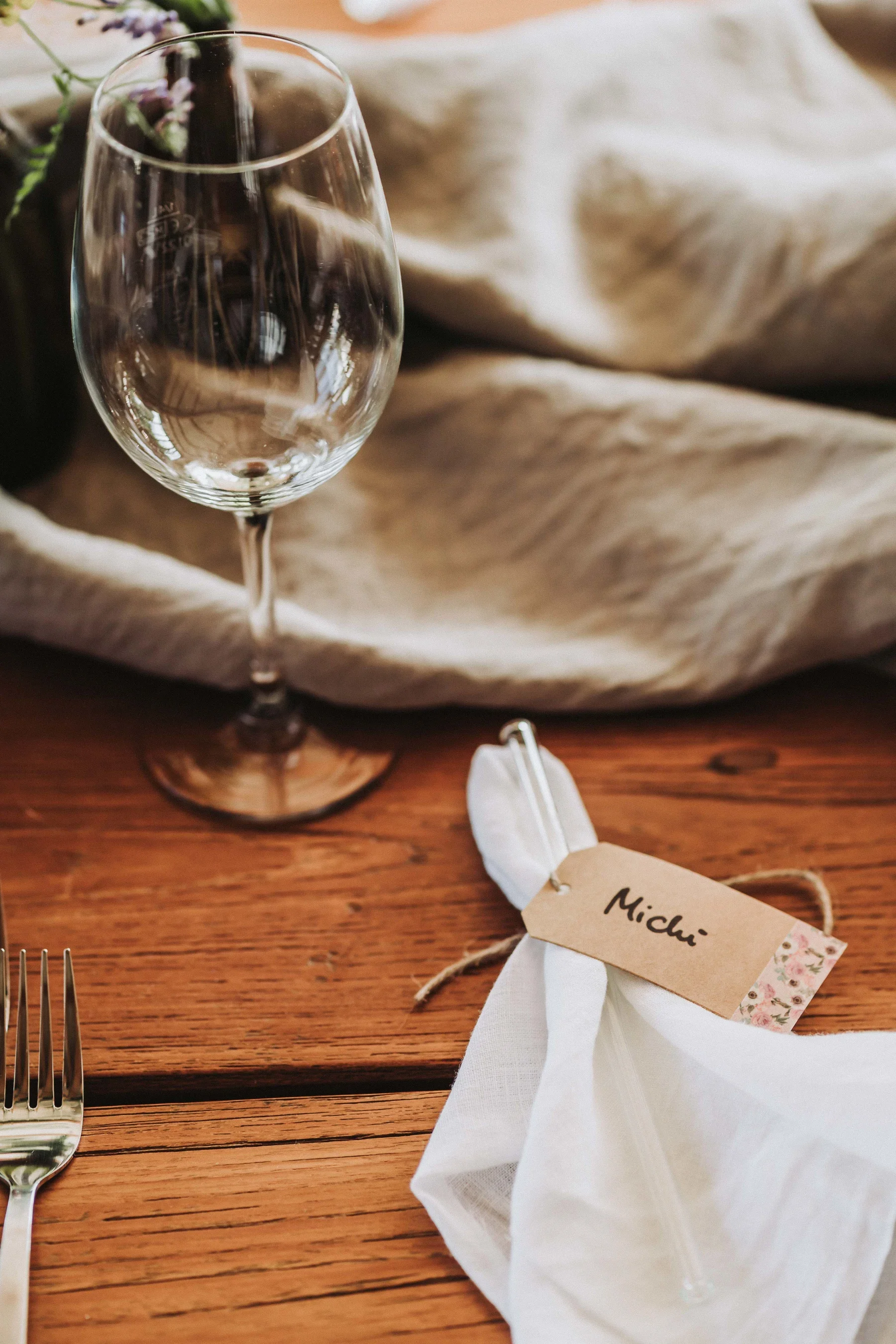 Detail von Glas, Serviette und Tischgedeck.