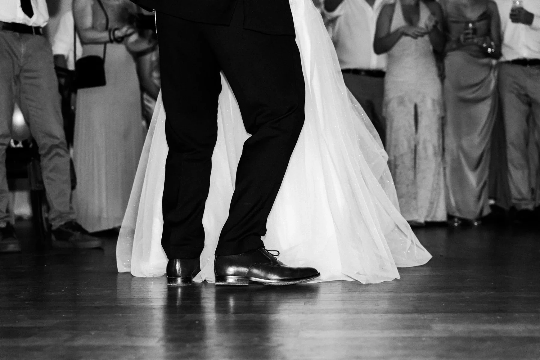 Detail von Brautkleid und Schuhen beim Hochzeitstanz.