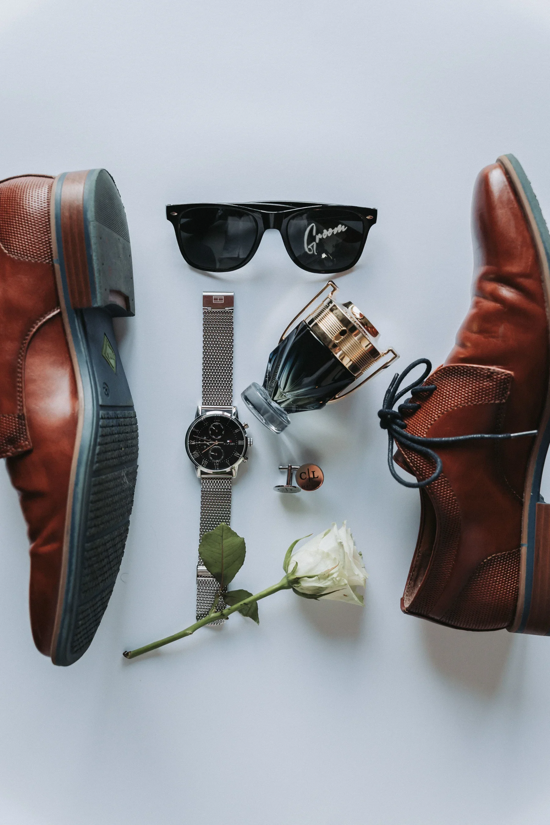 Schuhe, Fliege und Accessoires des Bräutigams.