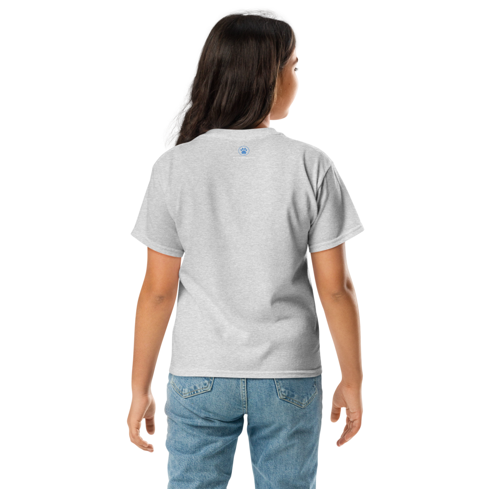 Girl seen from behind wearing a light grey kids' tee with the paw print on the back