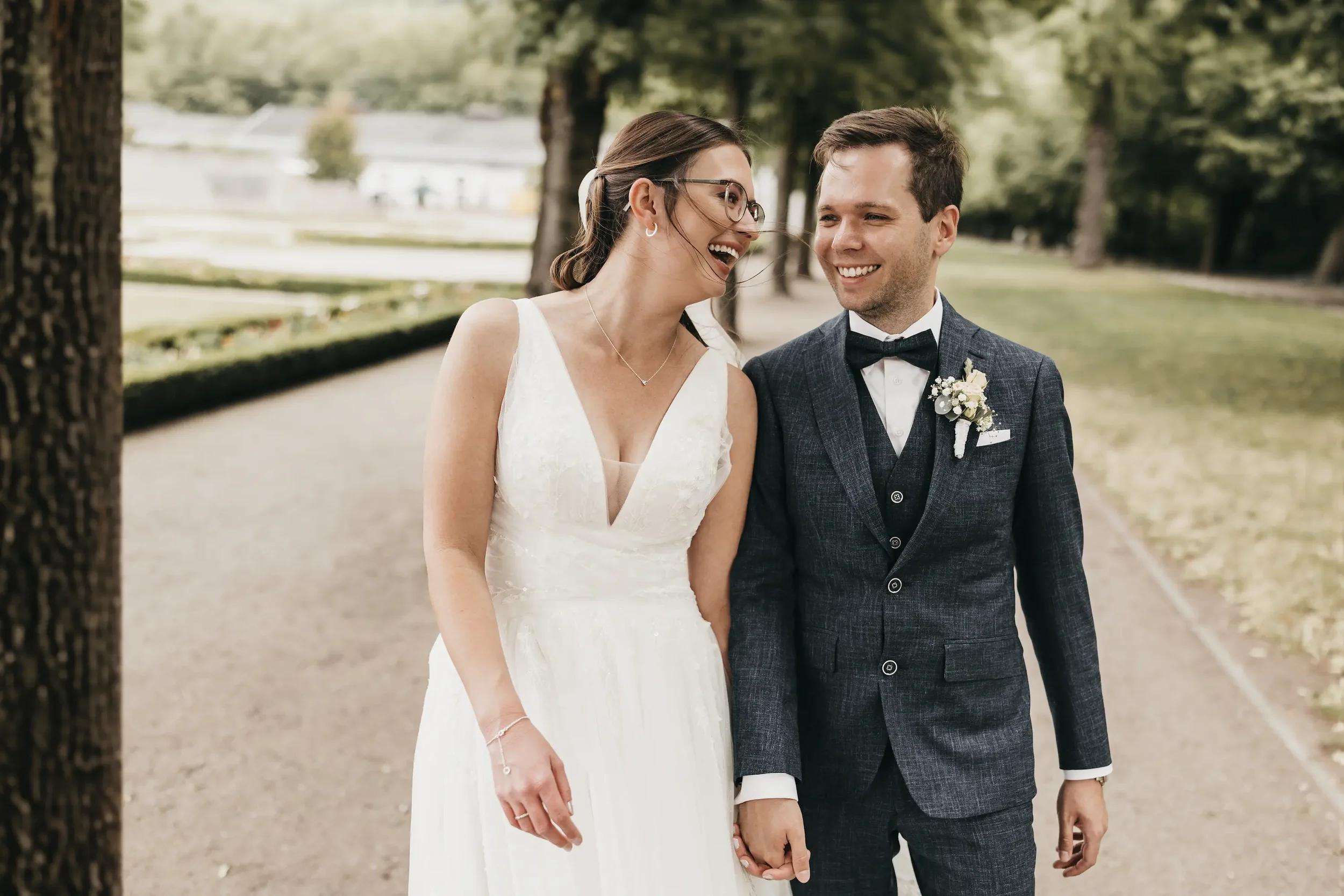 Hochzeitsfotografie Paar geht durch den park in Schloss Neuhaus Paderborn
