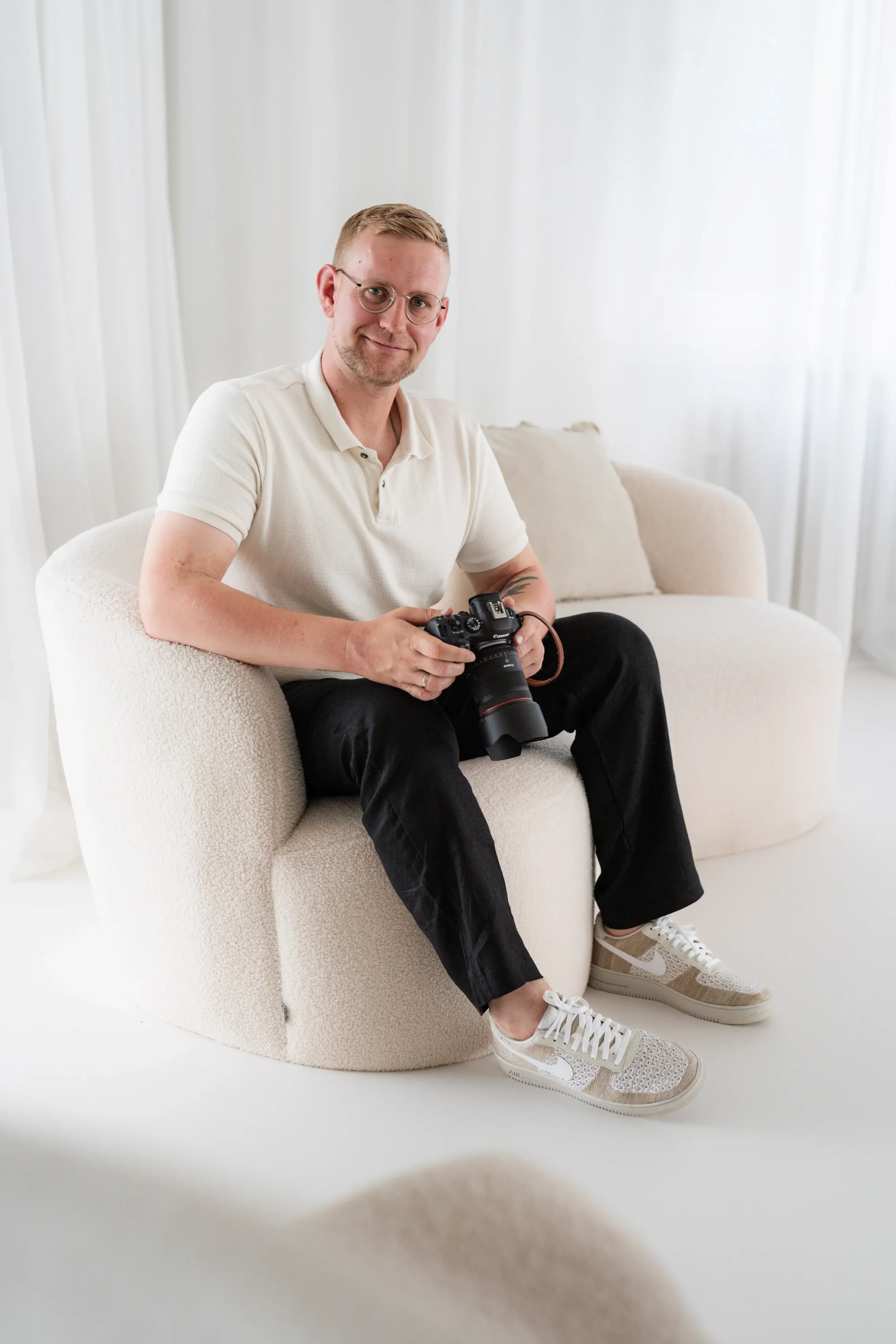 Alexander Bürks Portraits Mann auf Sofa hell