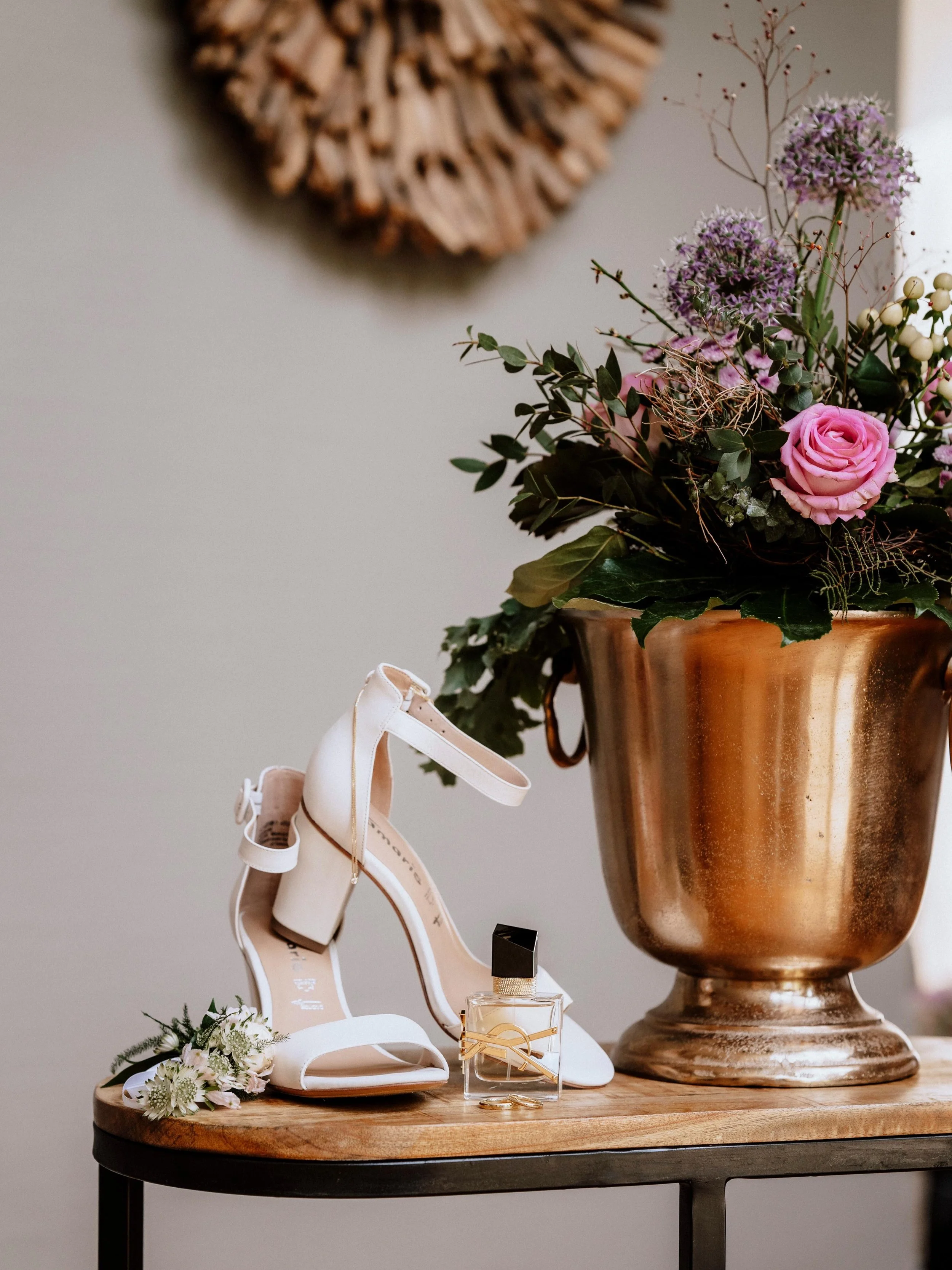 Was kostet eigentlich eine Hochzeit wirklich?

Die ehrliche Antwort: Es kommt darauf an.

Deshalb sind pers&ouml;nliche Gespr&auml;che so wertvoll. Ihr bekommt keine Standardpakete, sondern Antworten auf eure Fragen und Ideen, die zu euch passen.

Ge