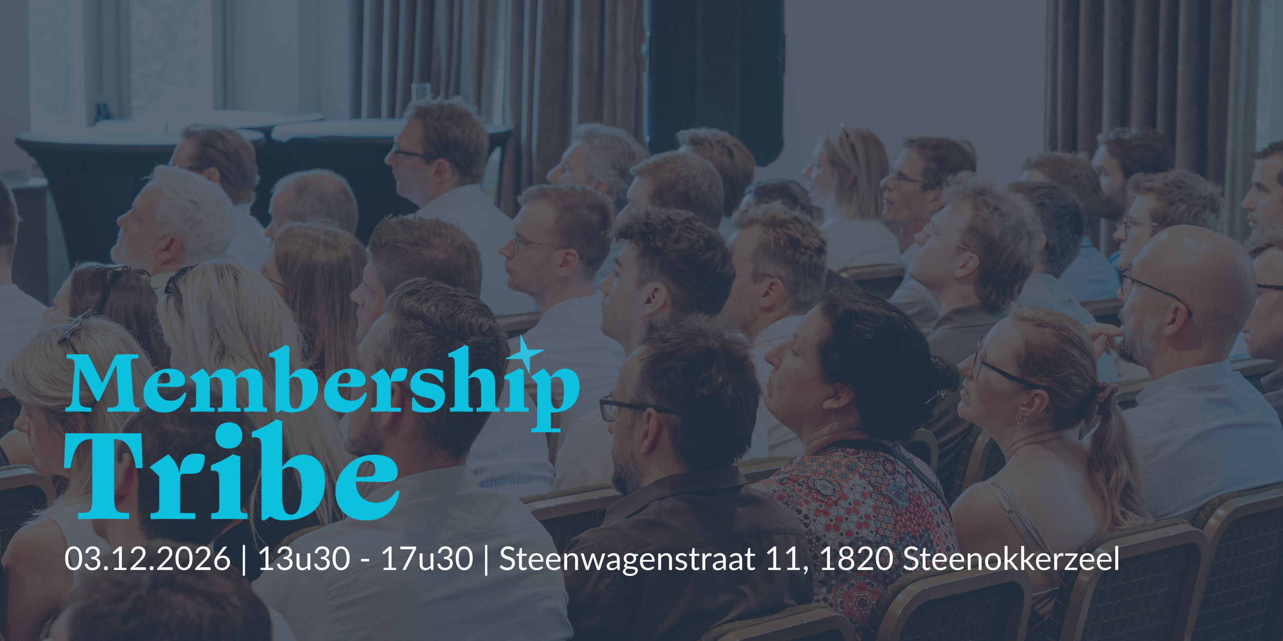 Een groep mensen zit naar een presentatie te luisteren in een congreszaal.