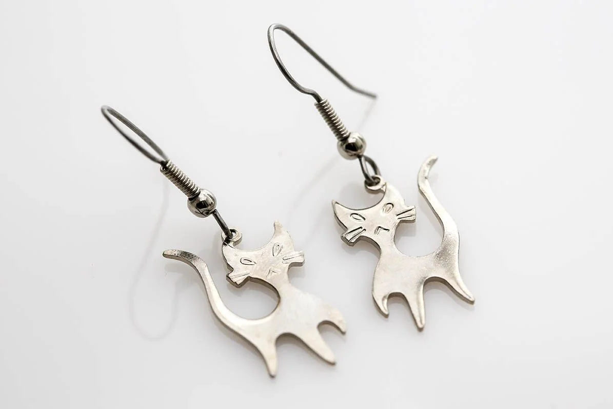 VINTAGE MOD CAT EARRINGS - SILVER