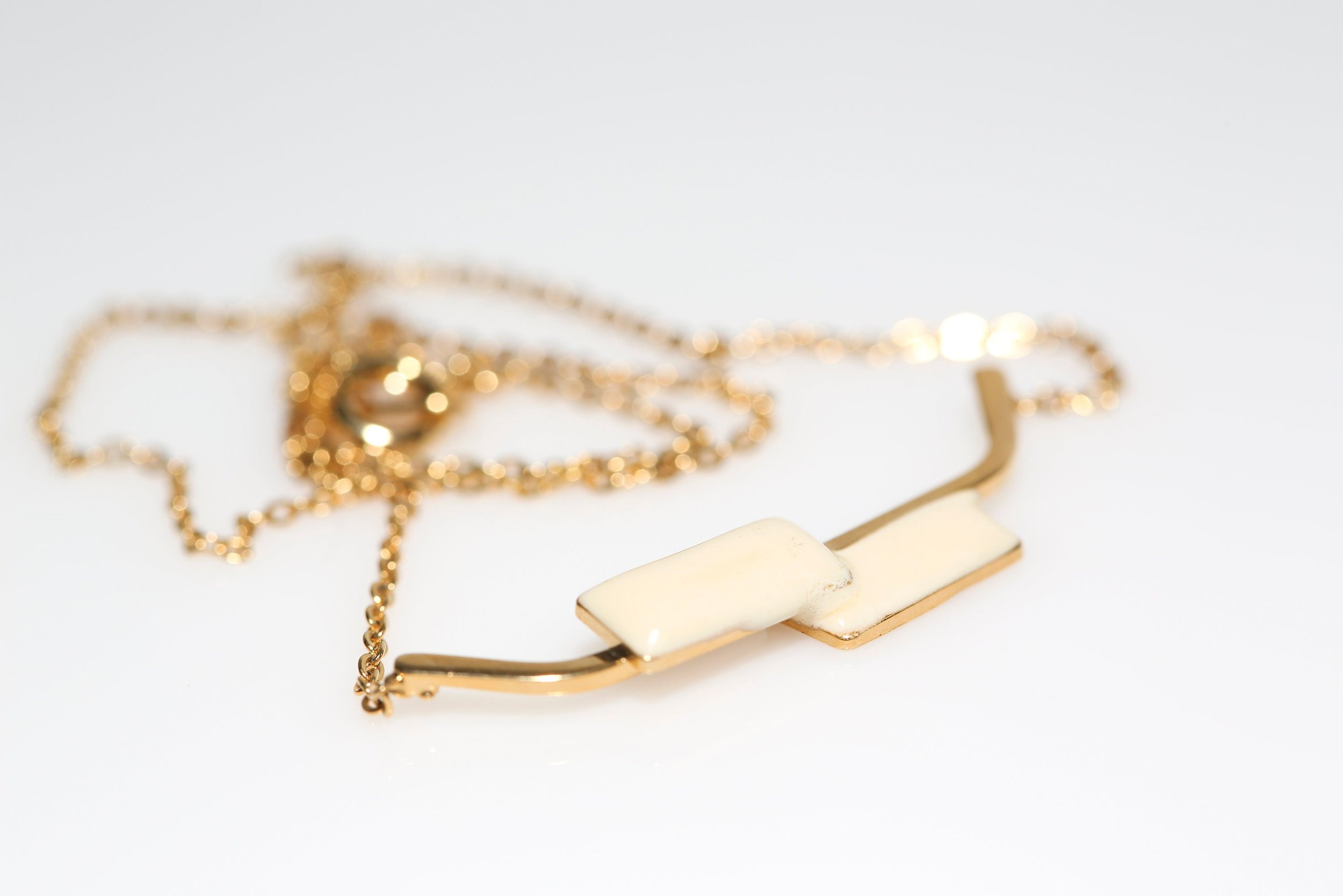 VINTAGE CREAMY GEO NECKLACE