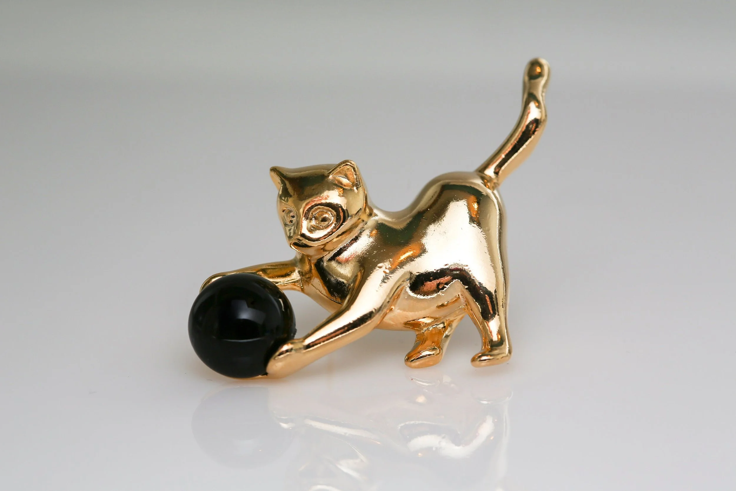 PLAYING KITTEN PIN