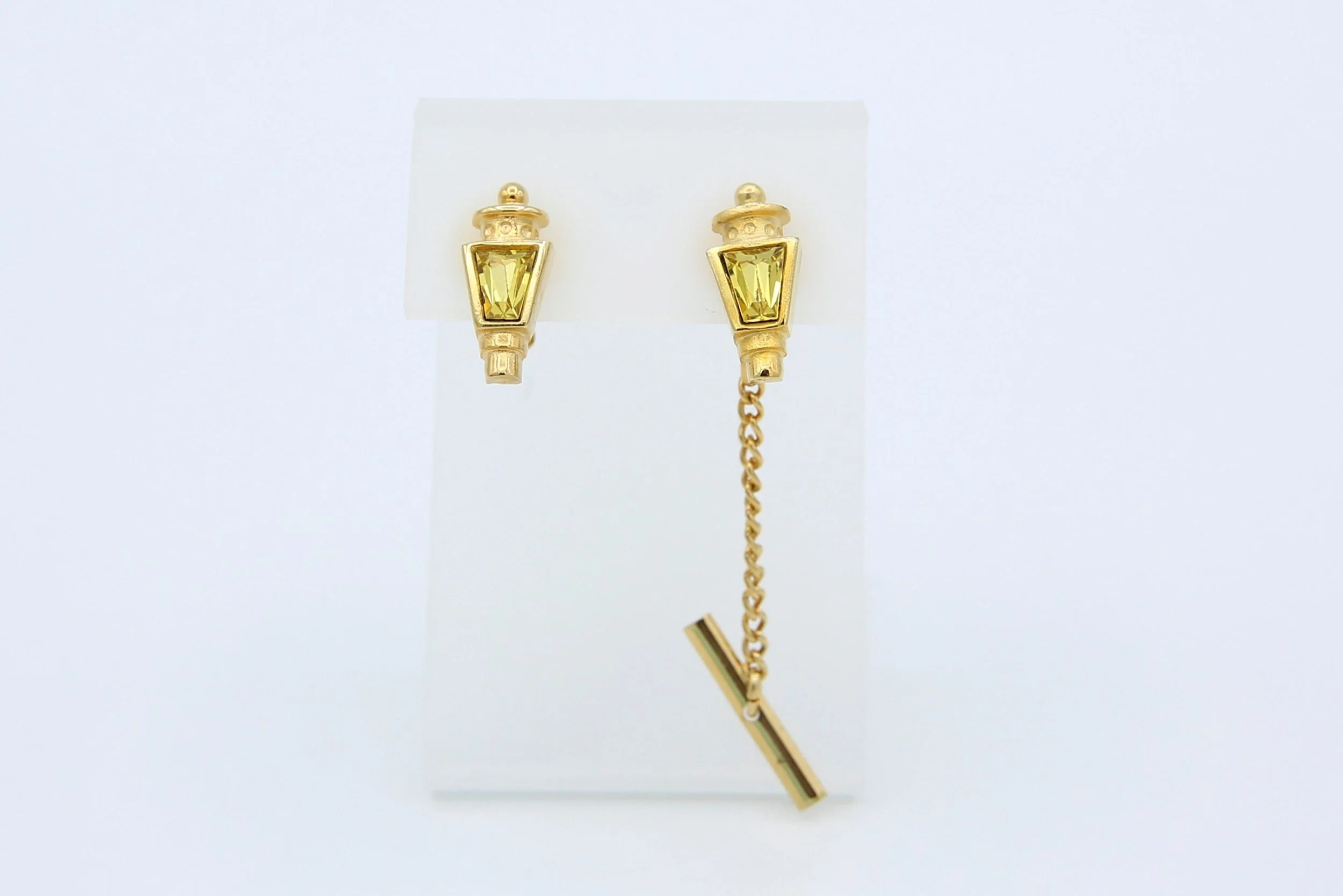 1964 SARAH COVENTRY LANTERN PIN