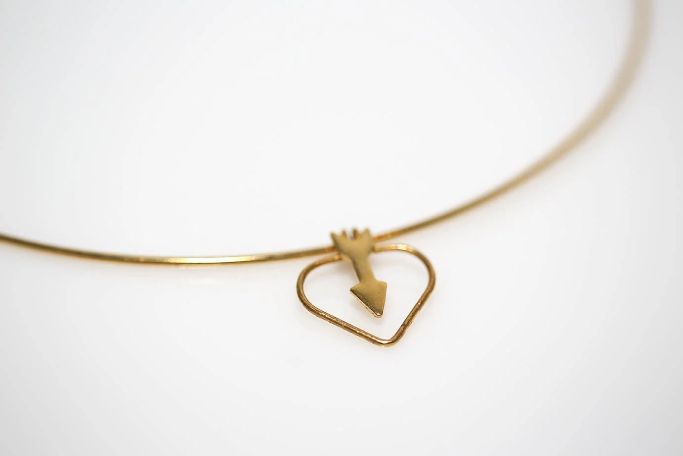 ARROW HEART CHOKER
