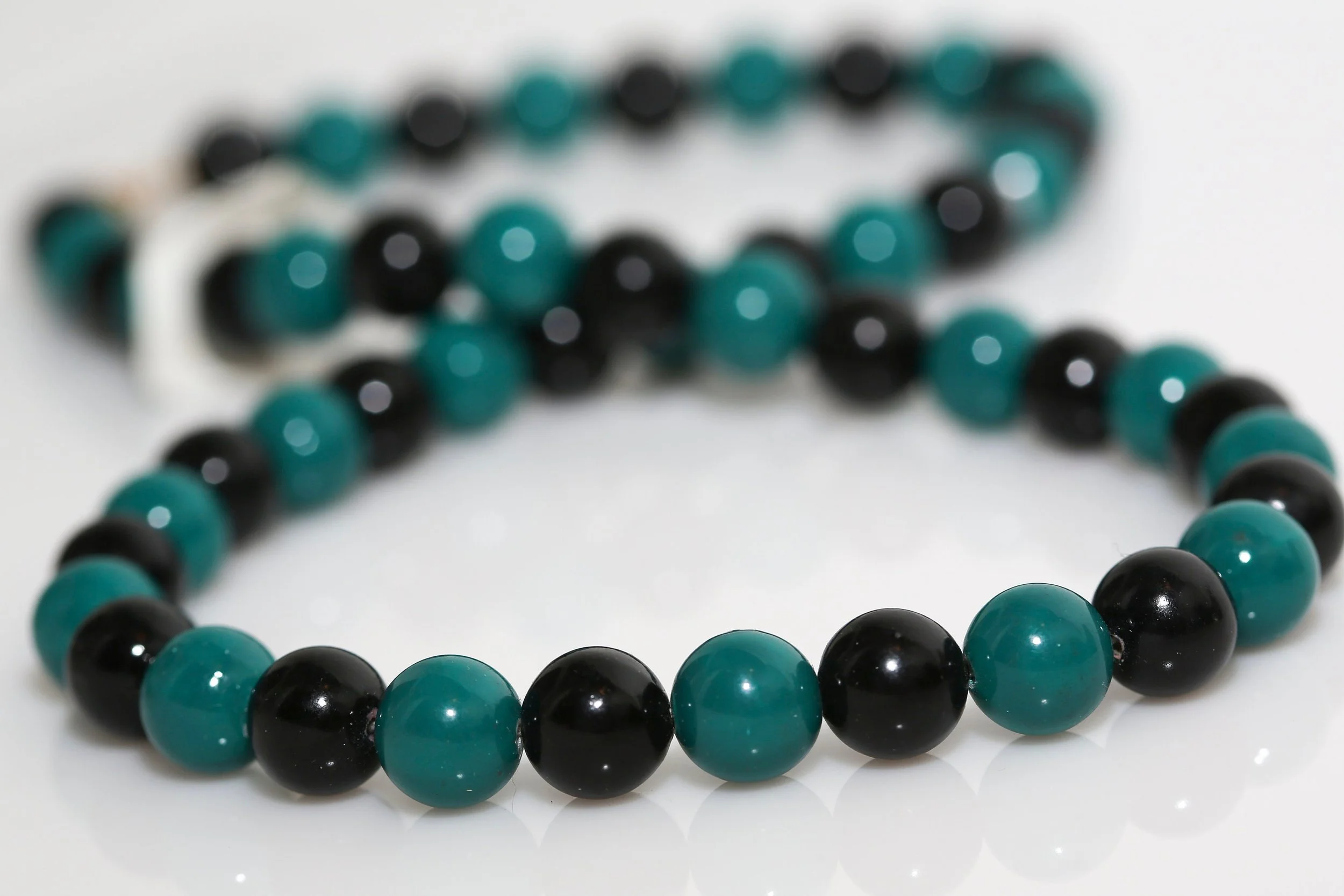GREEN AND BLACK BEADED NECKLACE