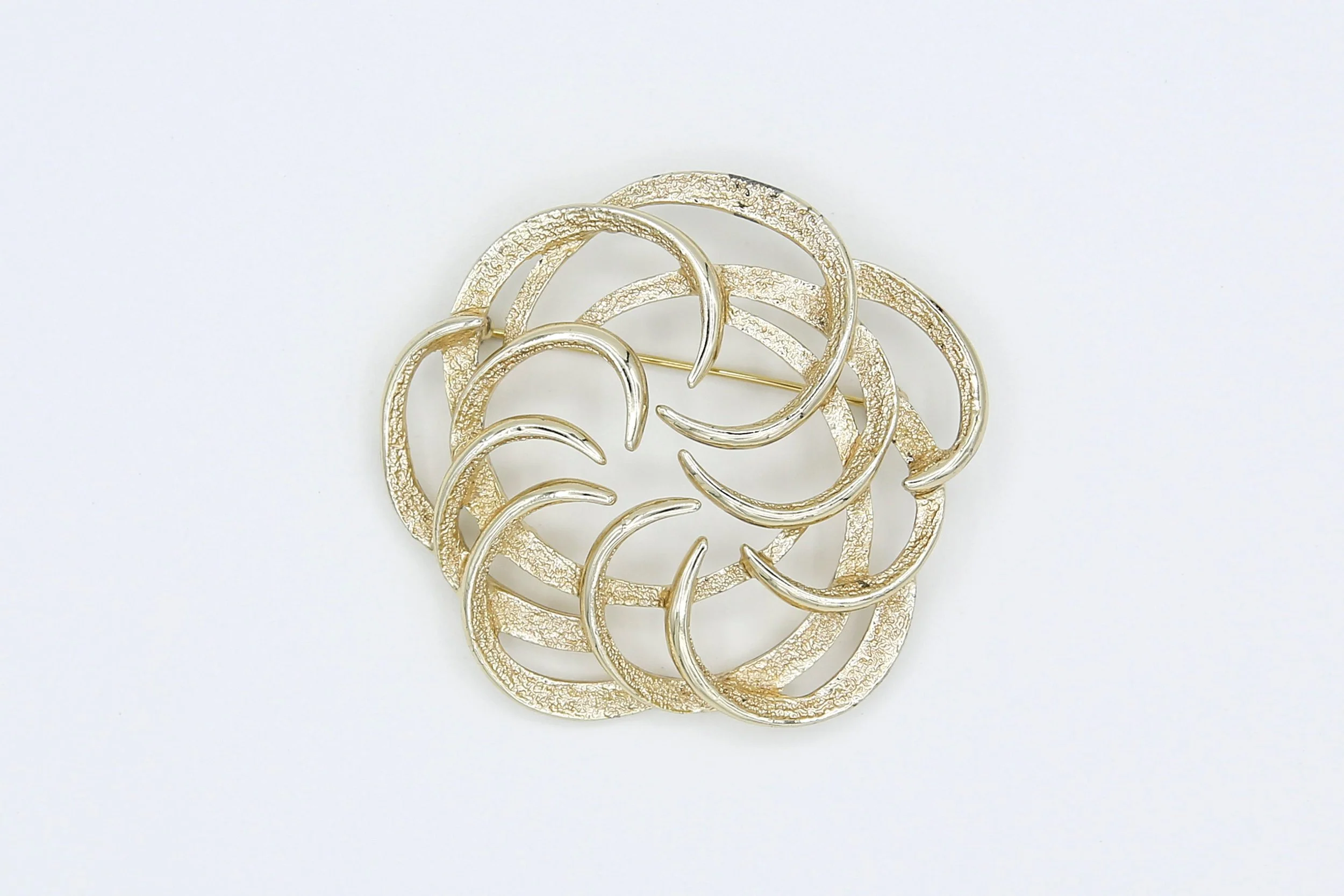 1967 SARAH COVENTRY TAILORED SWIRL BROOCH