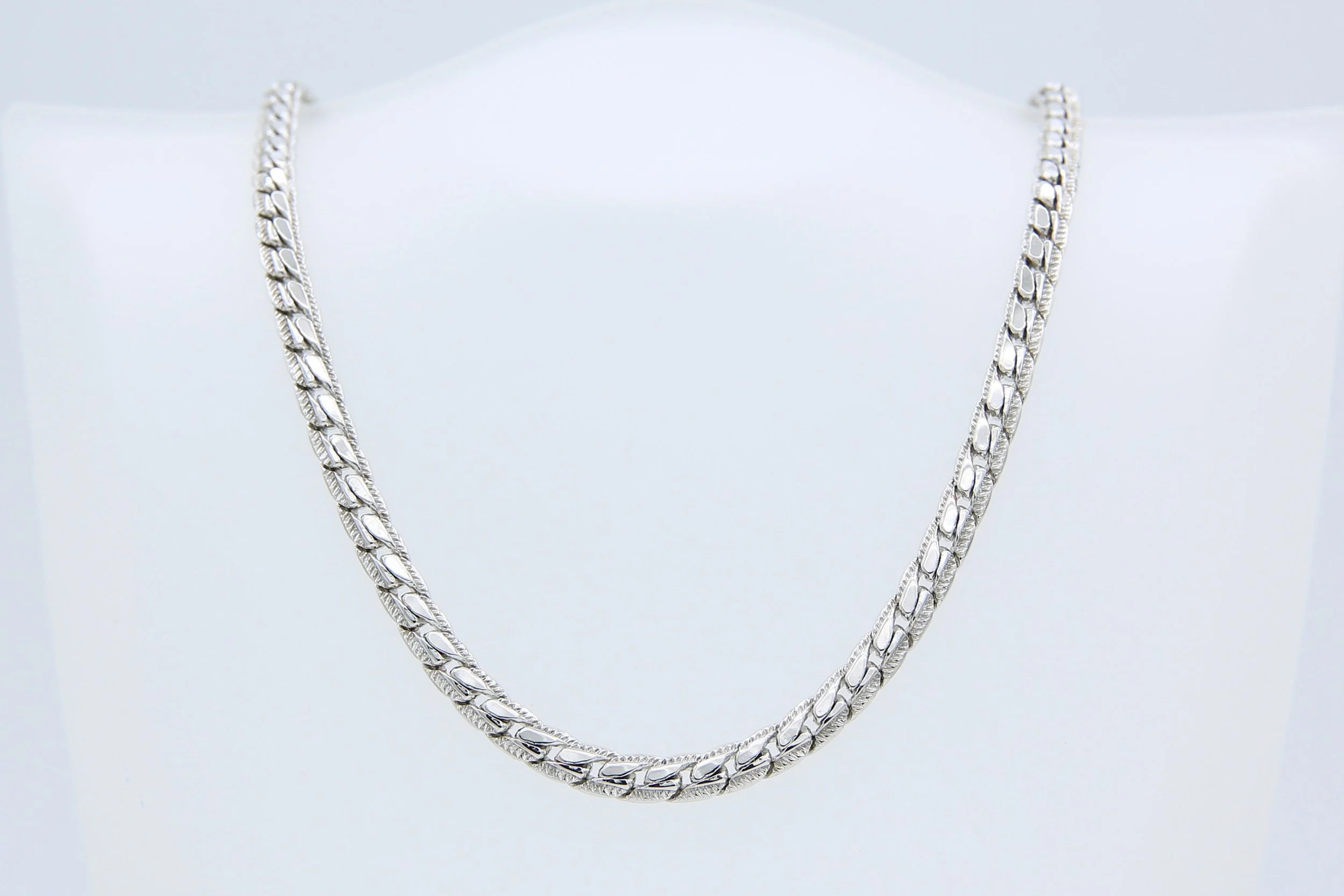 1977 SARAH COVENTRY CAREFREE CHOKER