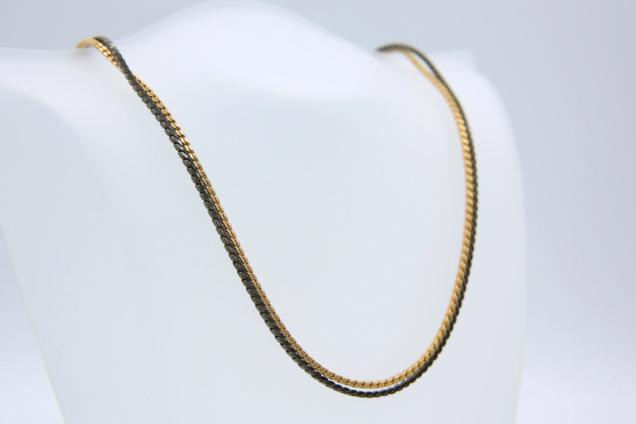 1982 SARAH COVENTRY MIDNIGHT MAGIC NECKLACE
