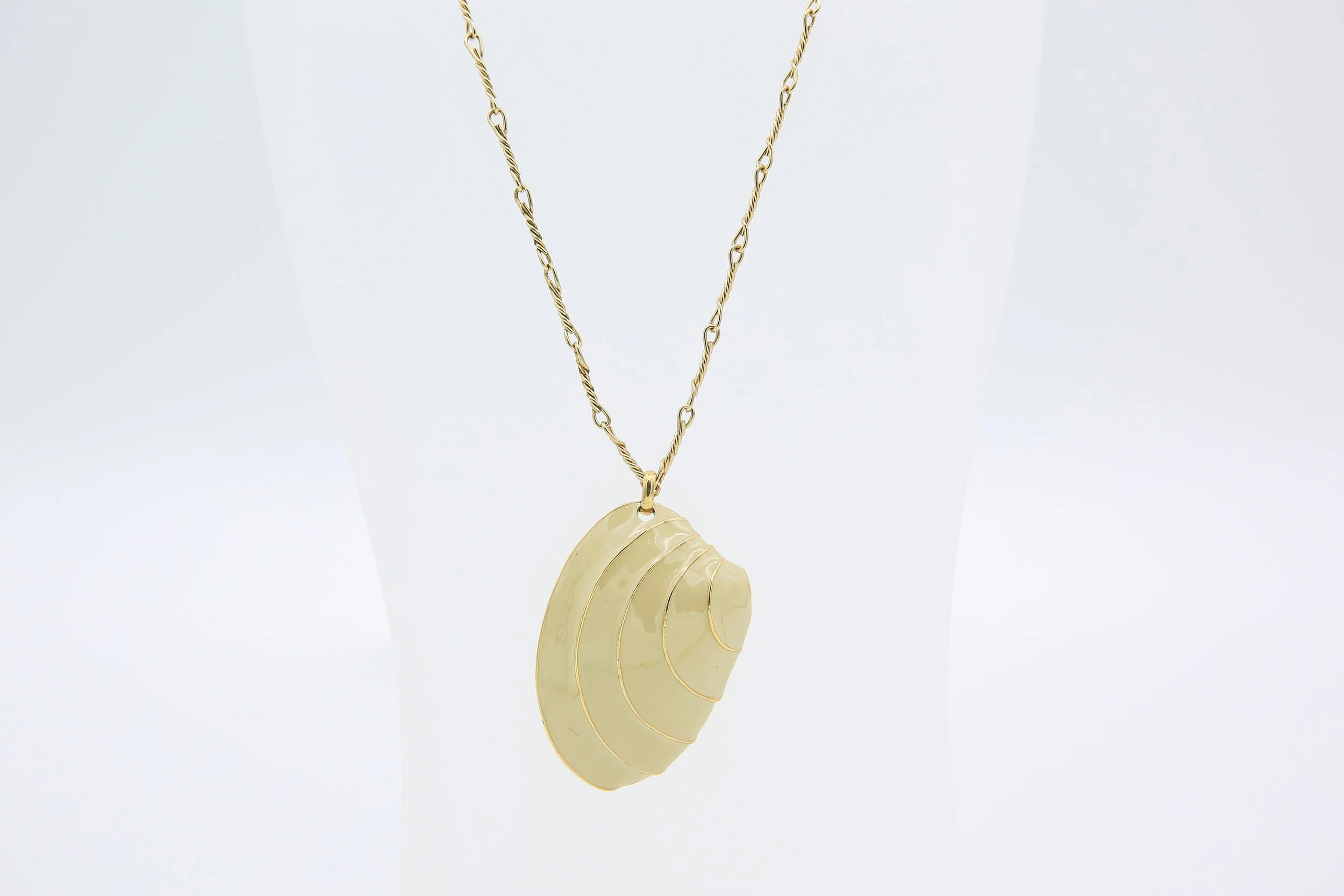 1982 SARAH COVENTRY CREAMY SHELL NECKLACE