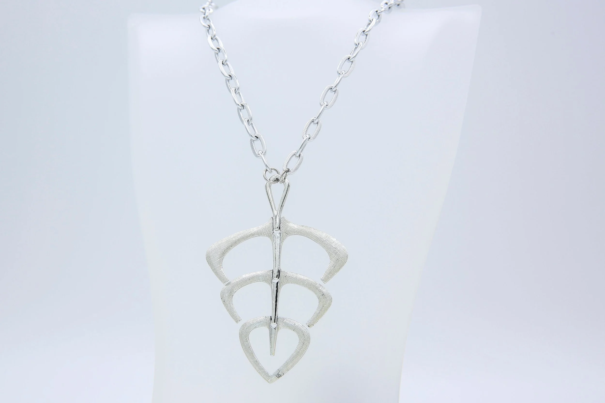 1975 SARAH COVENTRY FLIGHT NECKLACE