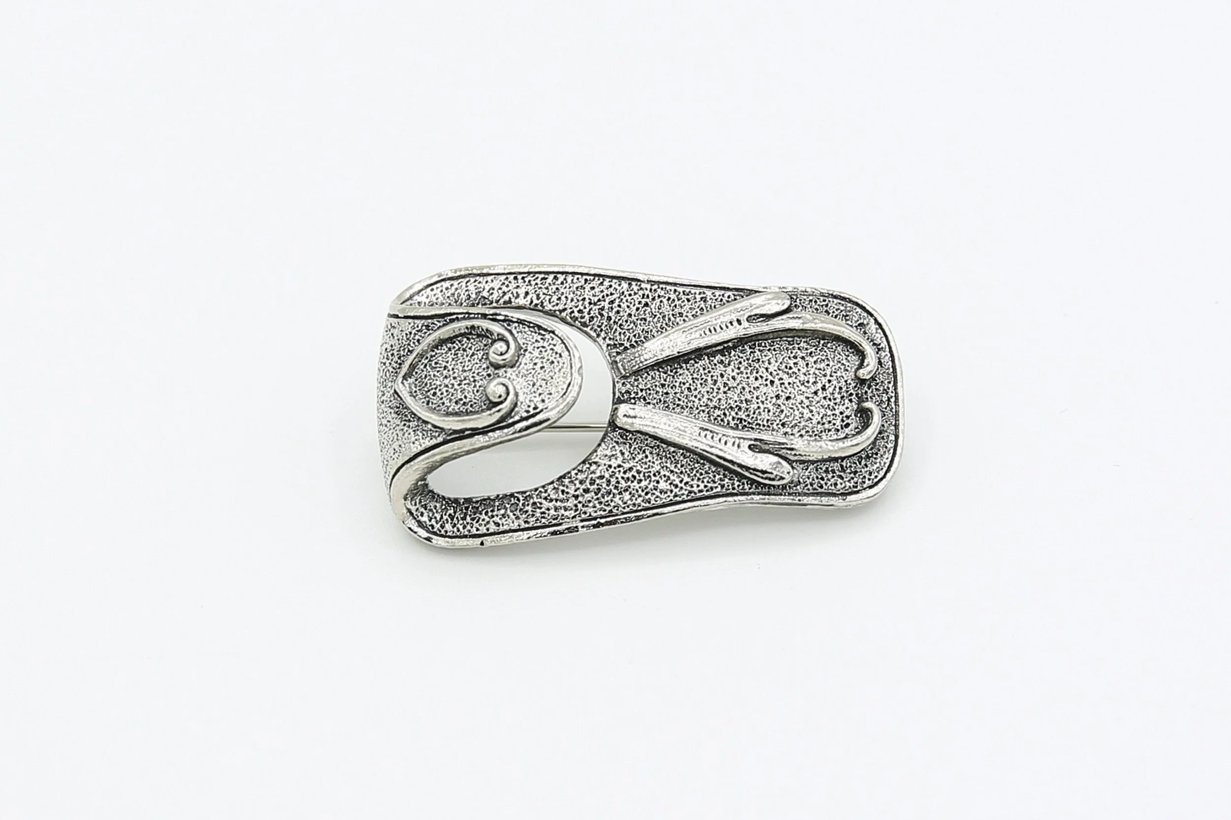 1973 SARAH COVENTRY SPLIT-TRICK BROOCH