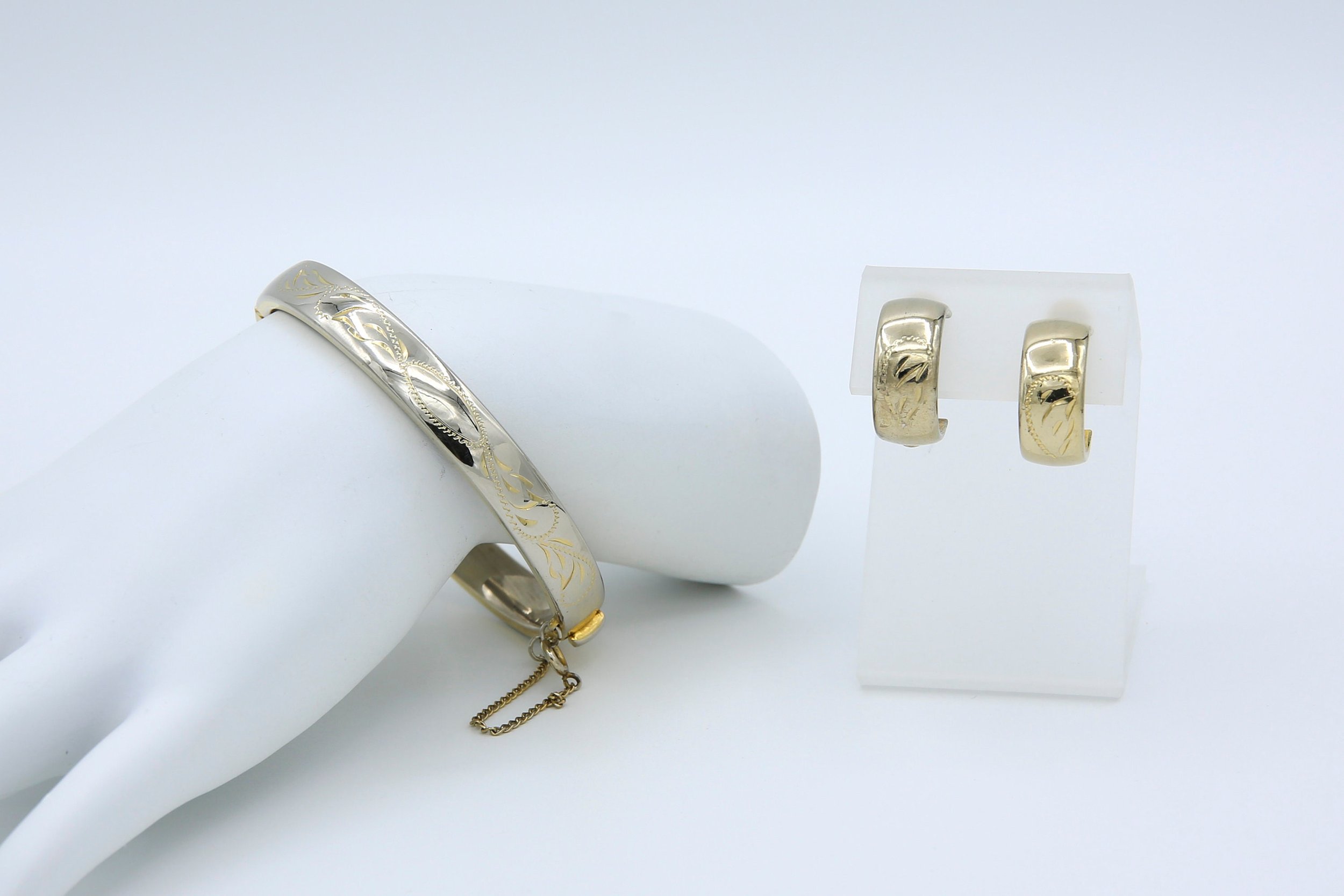 1965 SARAH COVENTRY GOLDEN BANGLE SET