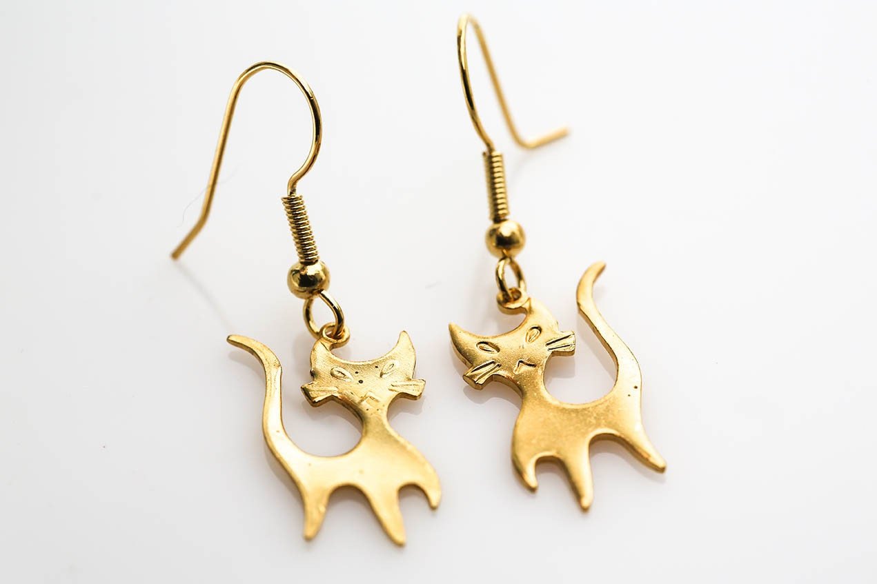 VINTAGE MOD CAT EARRINGS IN GOLD