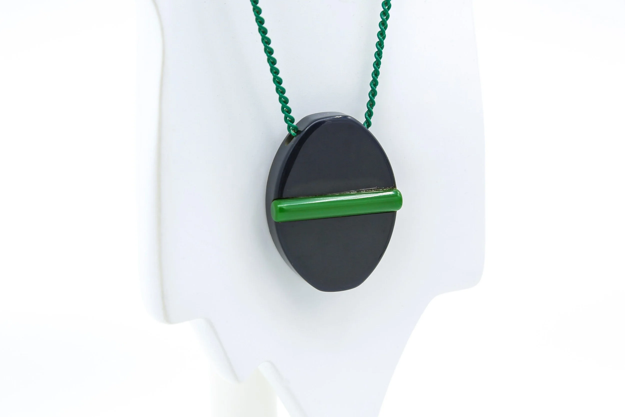 VINTAGE GEOMETRIC BAKELITE NECKLACE