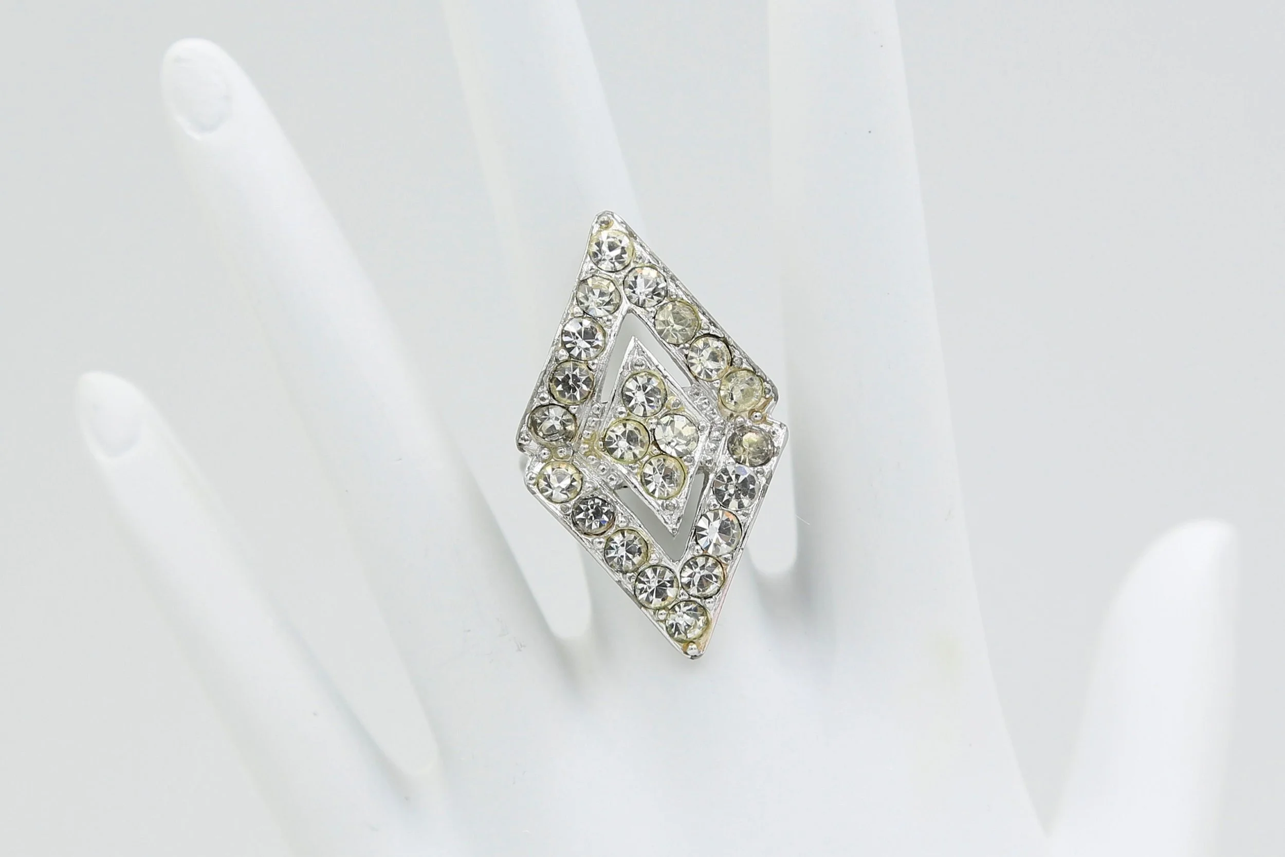 1961 SARAH COVENTRY PARISIENNE NIGHTS RING