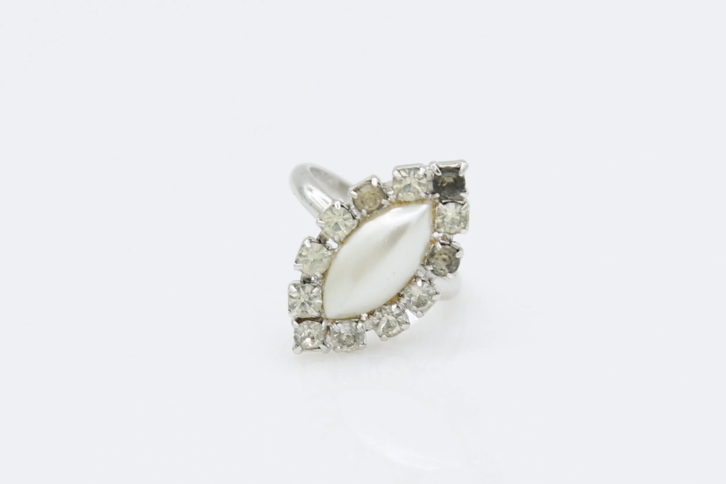 1974 SARAH COVENTRY SATIN ELEGANCE RING