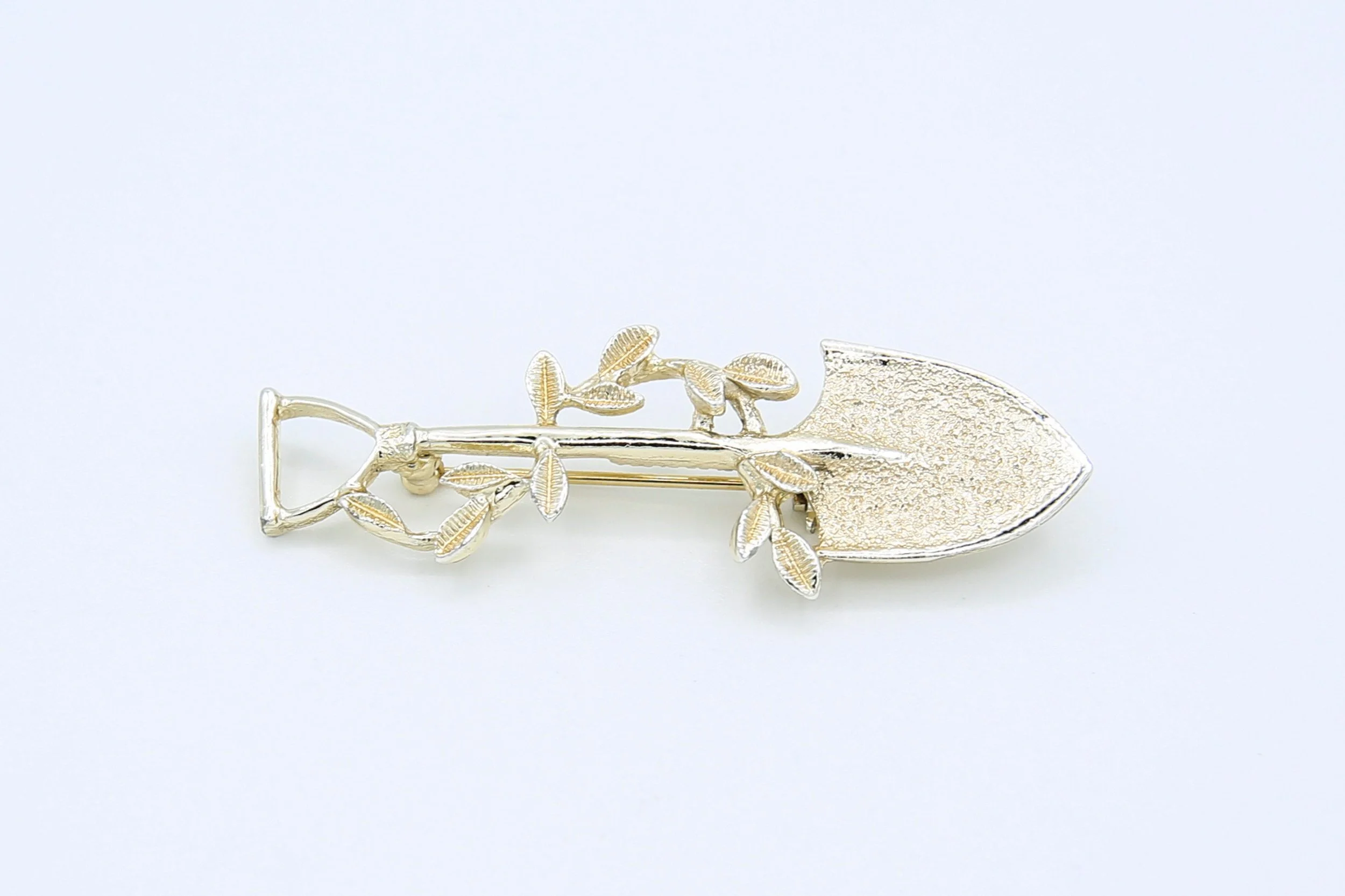 1981 SARAH COVENTRY SHOVEL BROOCH