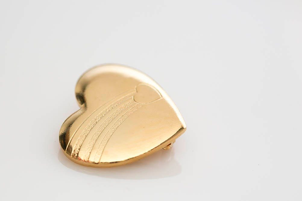 VINTAGE GOLD TONE RAINBOW HEART PIN
