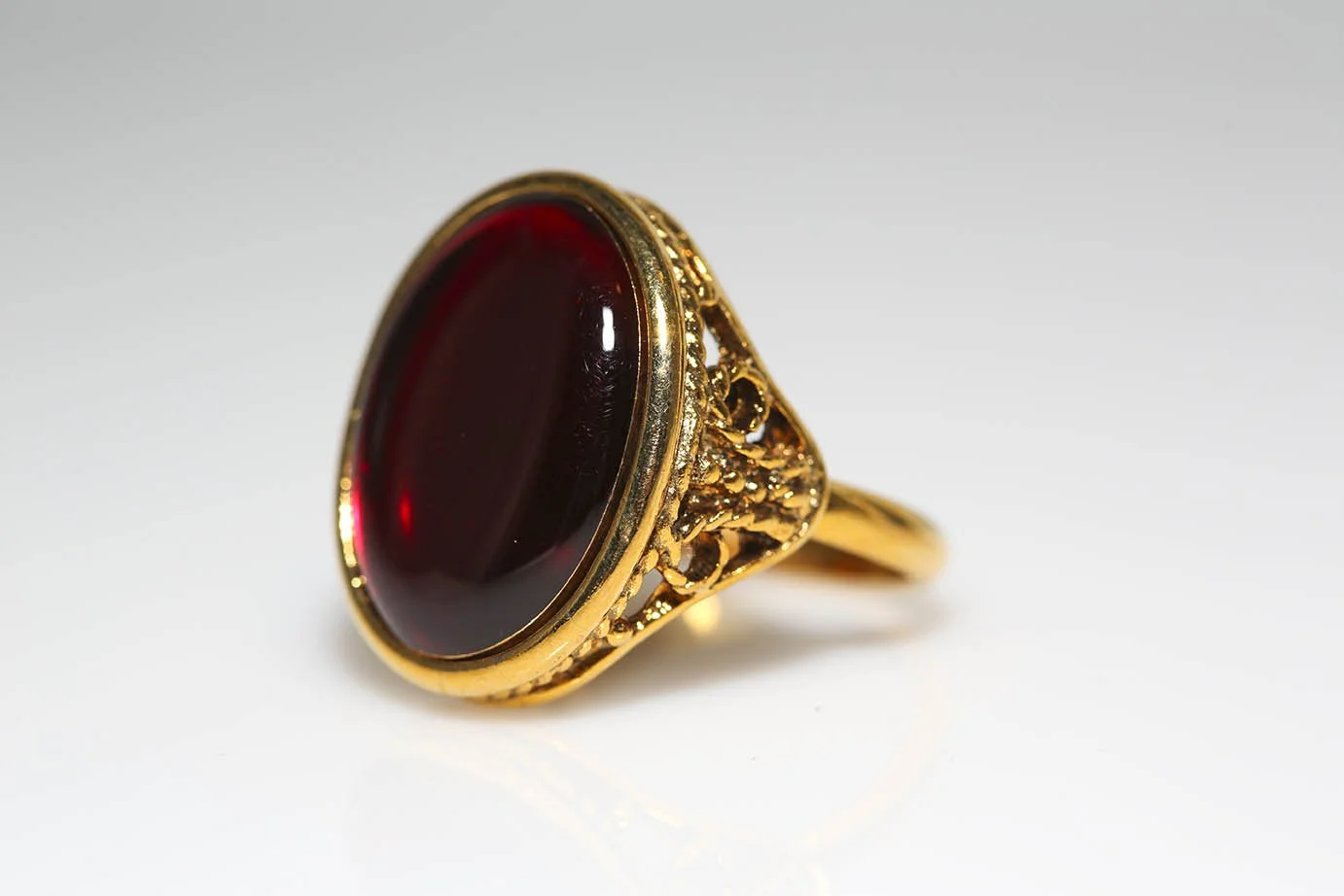 VINTAGE RED GLASS RING