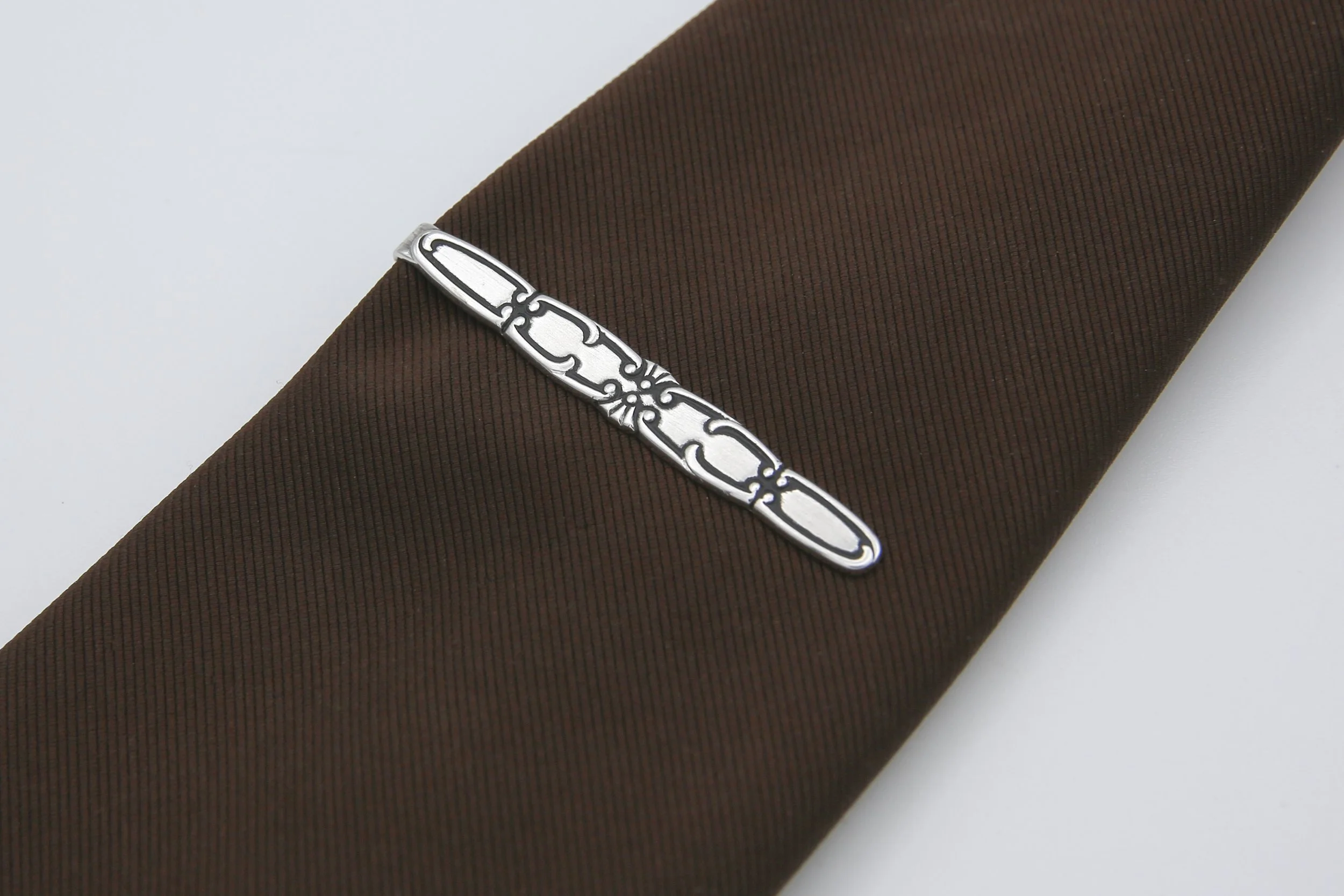 1972 SARAH COVENTRY ENGLAND TIE BAR CLIP